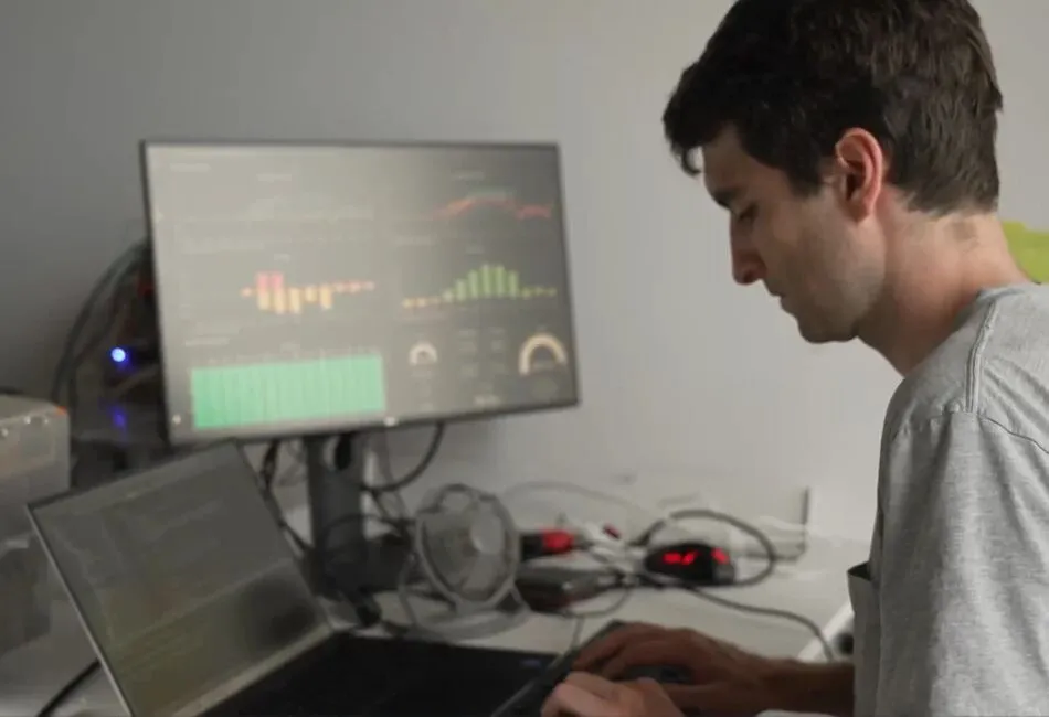 Ingénieur d'Octave suivant les performances des batteries dans le tableau de bord de l'EMS