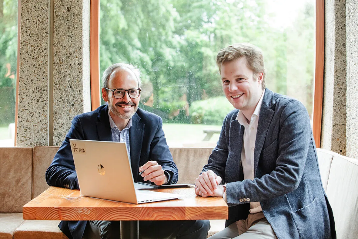 Twee Energy Managers van AYA bekijken een energiedossier