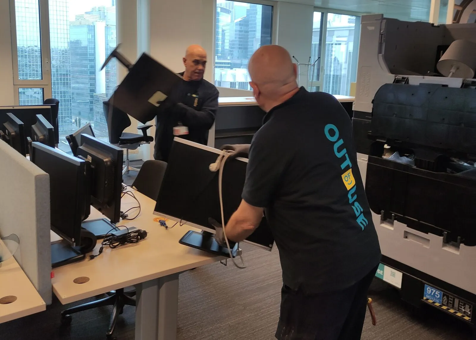 L'équipe d'Out of Use évacue le matériel IT des bureaux bruxellois d'Engie Electrabel