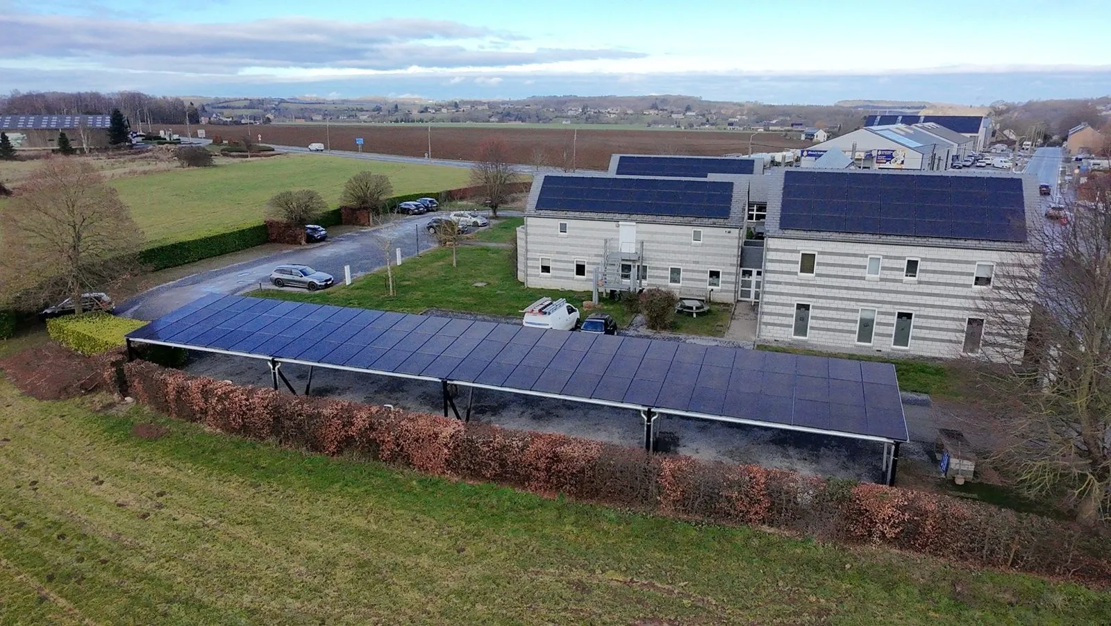 Luchtfoto van de solar carport met laadpalen bij notariskantoor Grégoire in Wanze