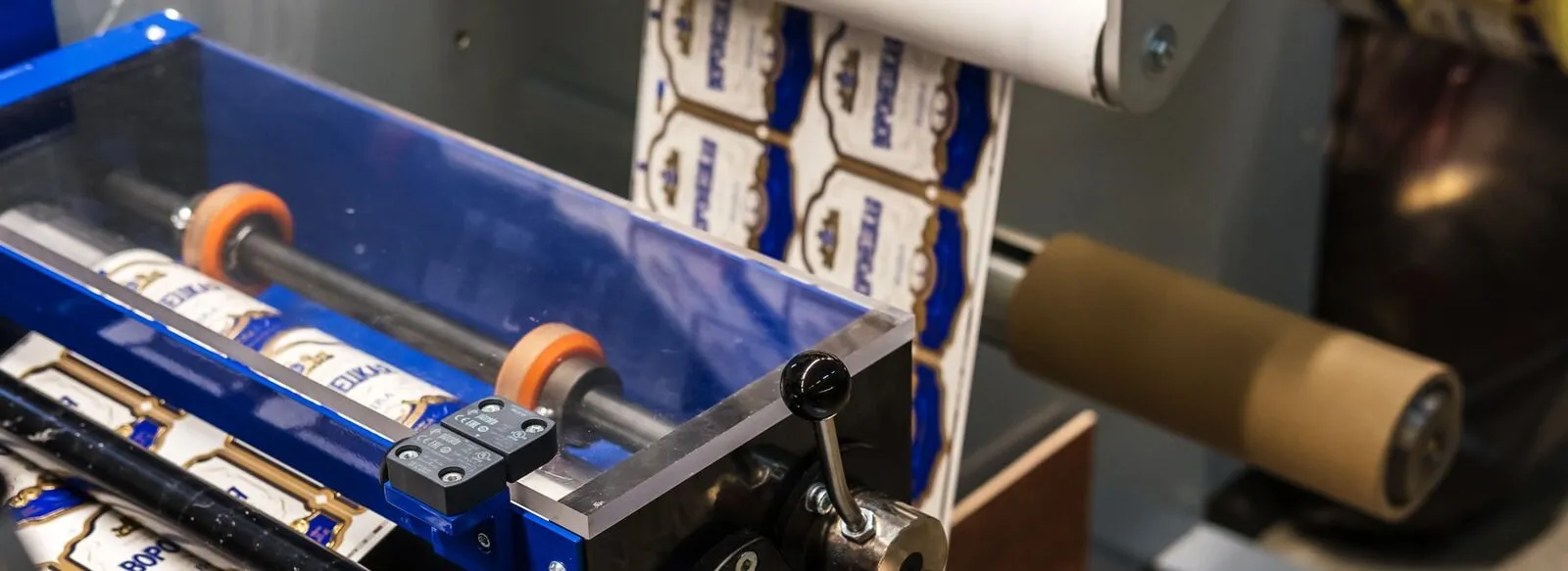Impression d'étiquettes chez Eurostampa, qui calcule désormais l'empreinte carbone de chaque commande