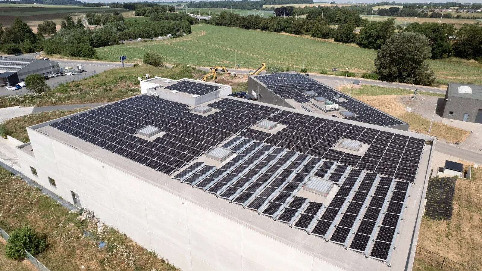 Dronebeeld van de zonnedaken van La Fabrique Circuit Court in Suarlée