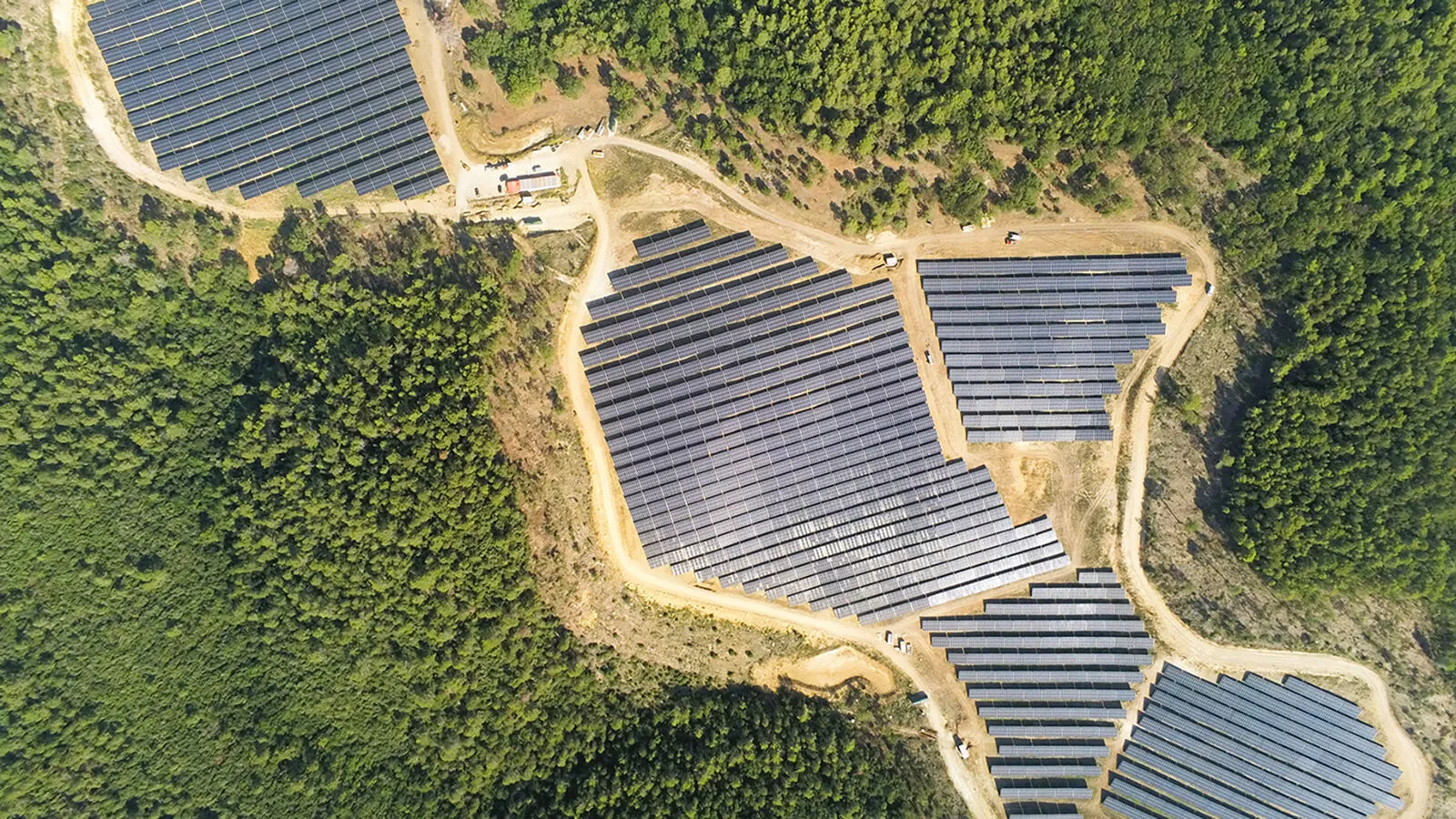 Vue aérienne de la centrale solaire au sol de 15,6 MWc à Figanières