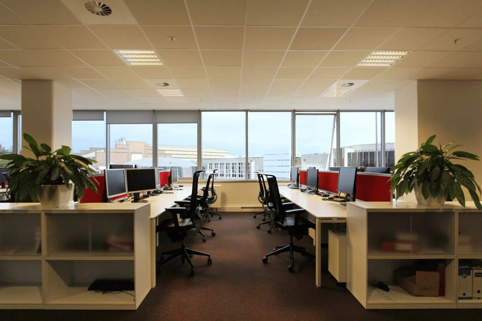 Bureau paysager aménagé avec du mobilier rénové dans le cadre du contrat-cadre de Nnof avec le gouvernement flamand