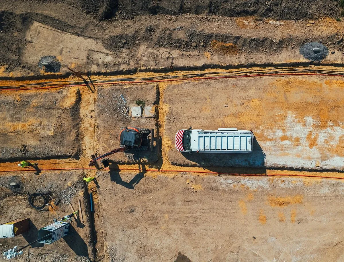 Vue aérienne des tranchées du réseau de chaleur Karno à Fleurus