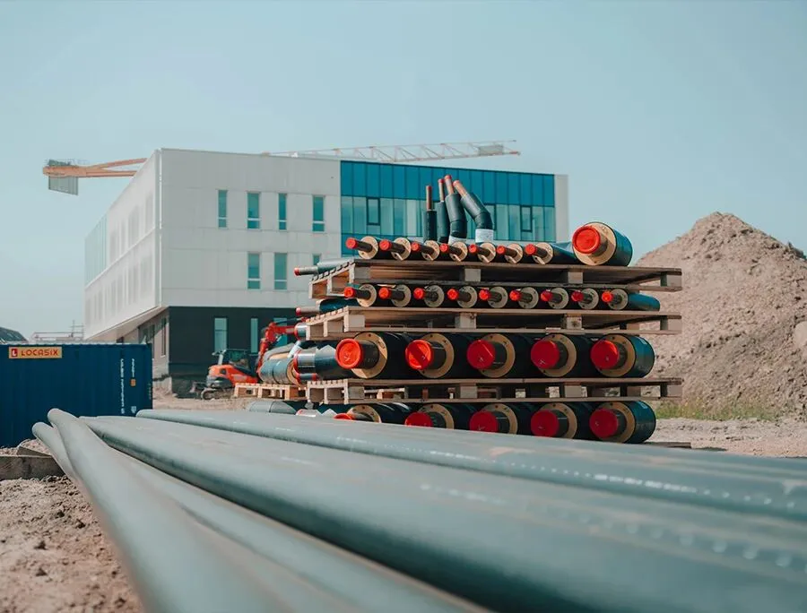 Tuyaux préisolés du réseau de chaleur stockés sur le chantier de Fleurus