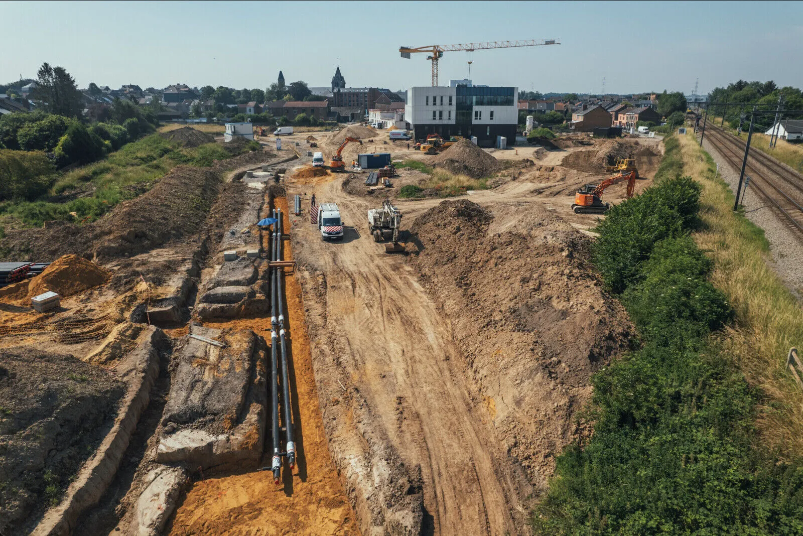 Canalisations du réseau de chaleur posées en tranchée sur le chantier Karno de Fleurus