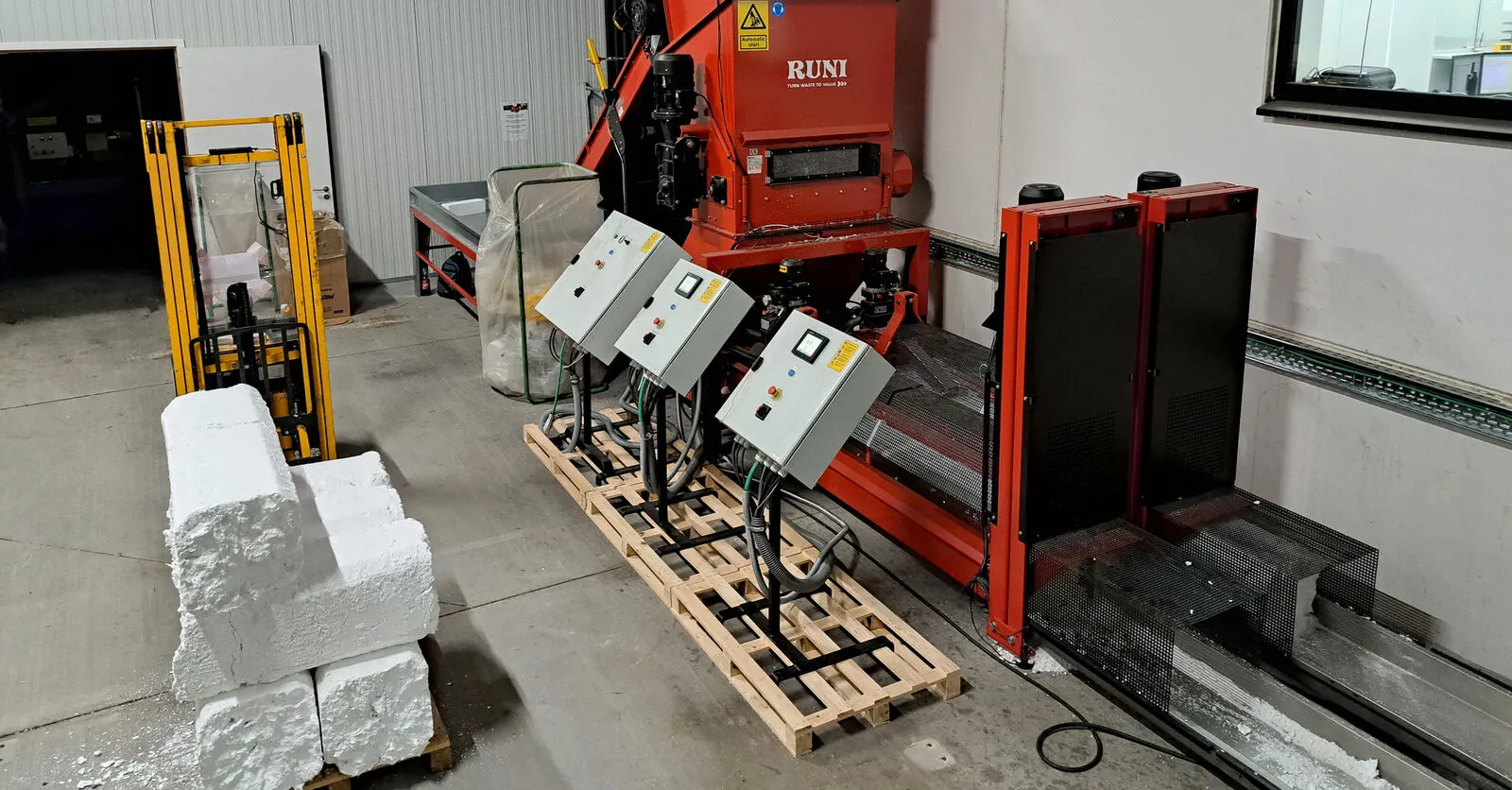 Compacteur d'EPS sur un site de distribution de Fnac Vanden Borre