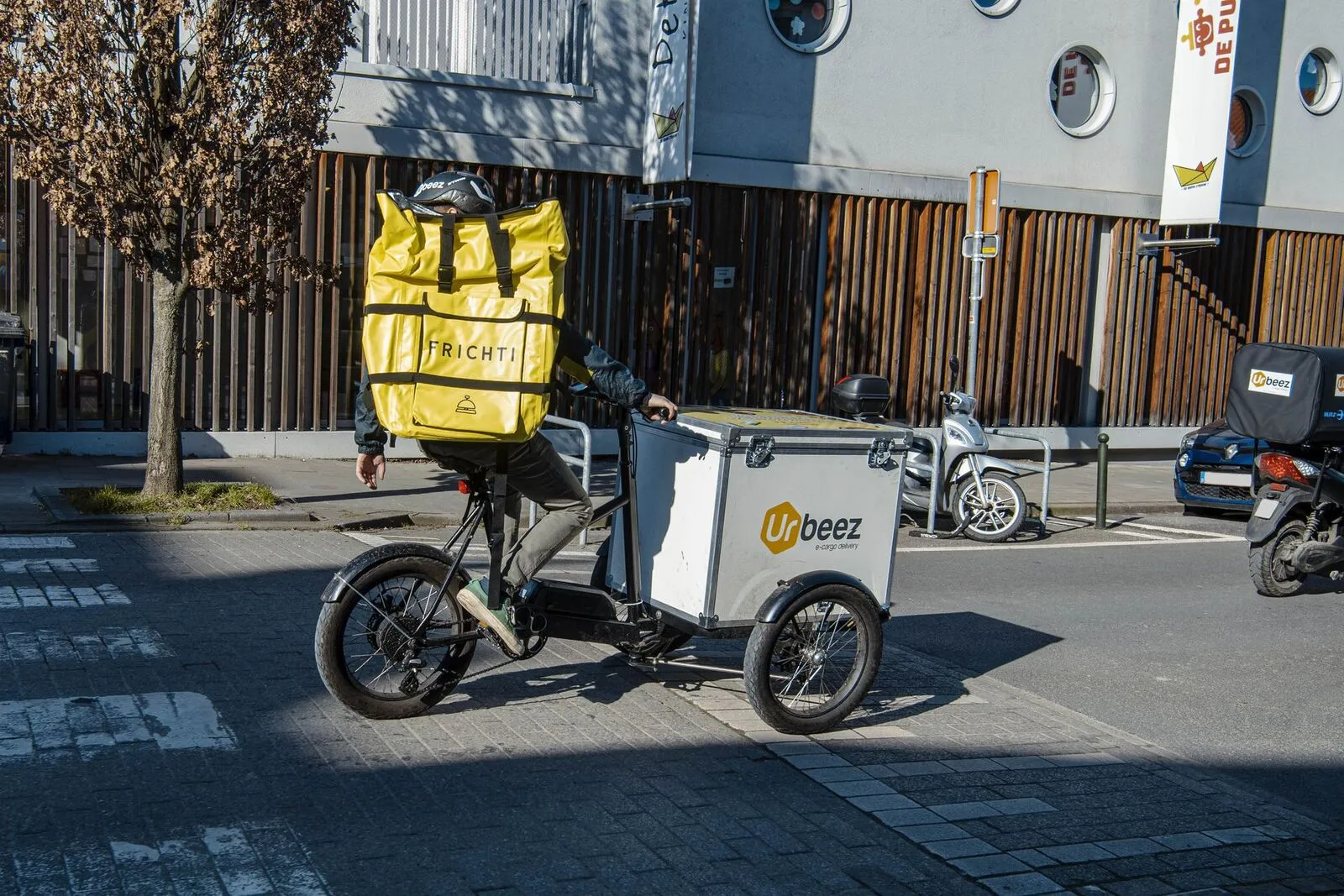 Een bakfiets van Urbeez levert bestellingen van Frichti in Brussel