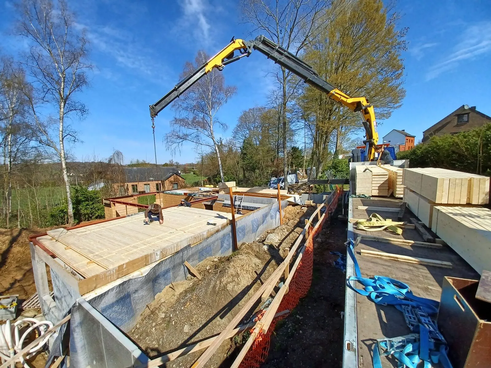 De proefwerf op ware grootte van Timber Clay in België, met houten elementen die met de kraan geplaatst worden
