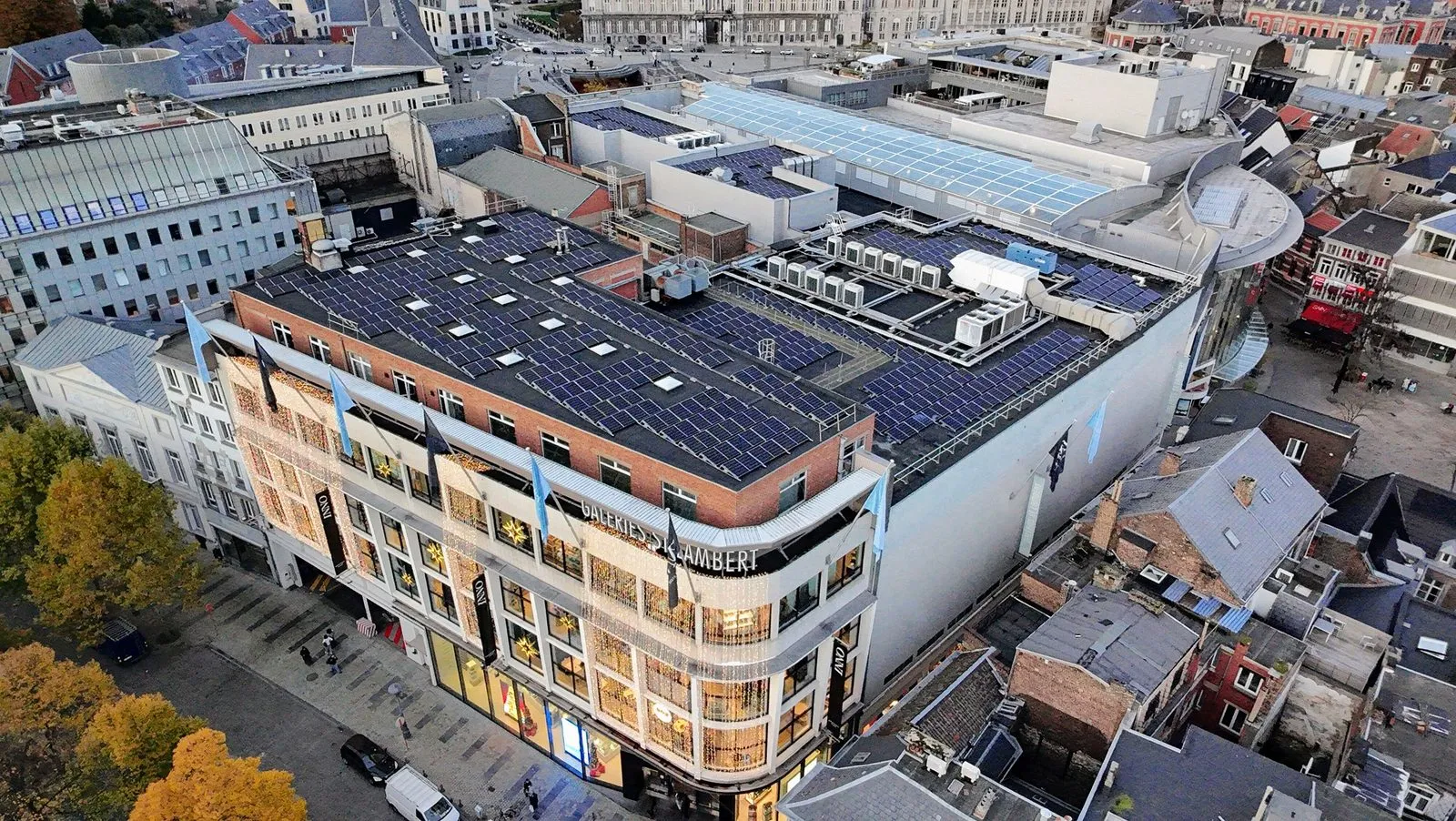 Zonnepanelen op het dak van winkelcentrum Les Galeries St Lambert in Luik