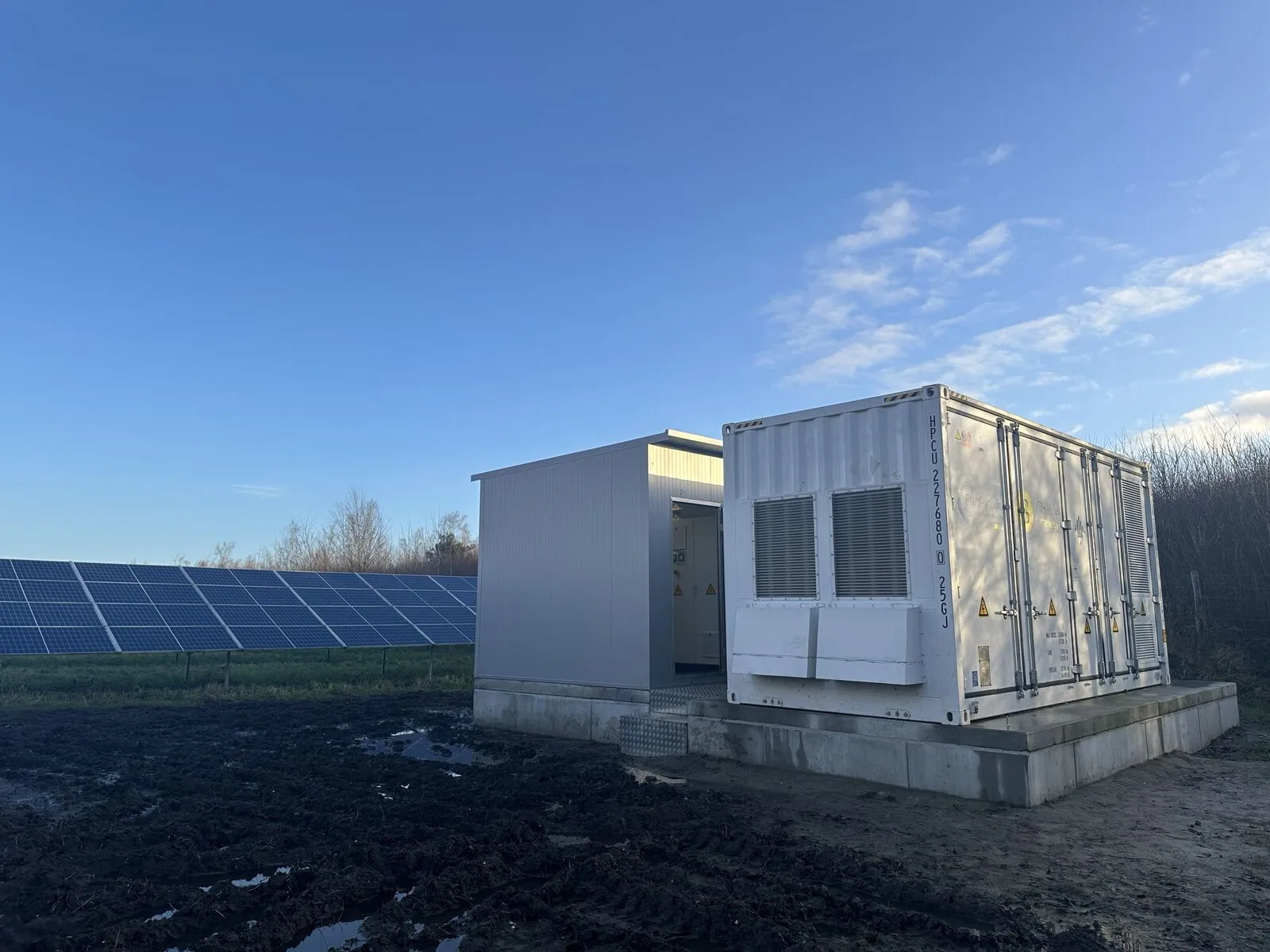 Système de stockage par batterie à côté du parc solaire Gallée Energy à Tertre