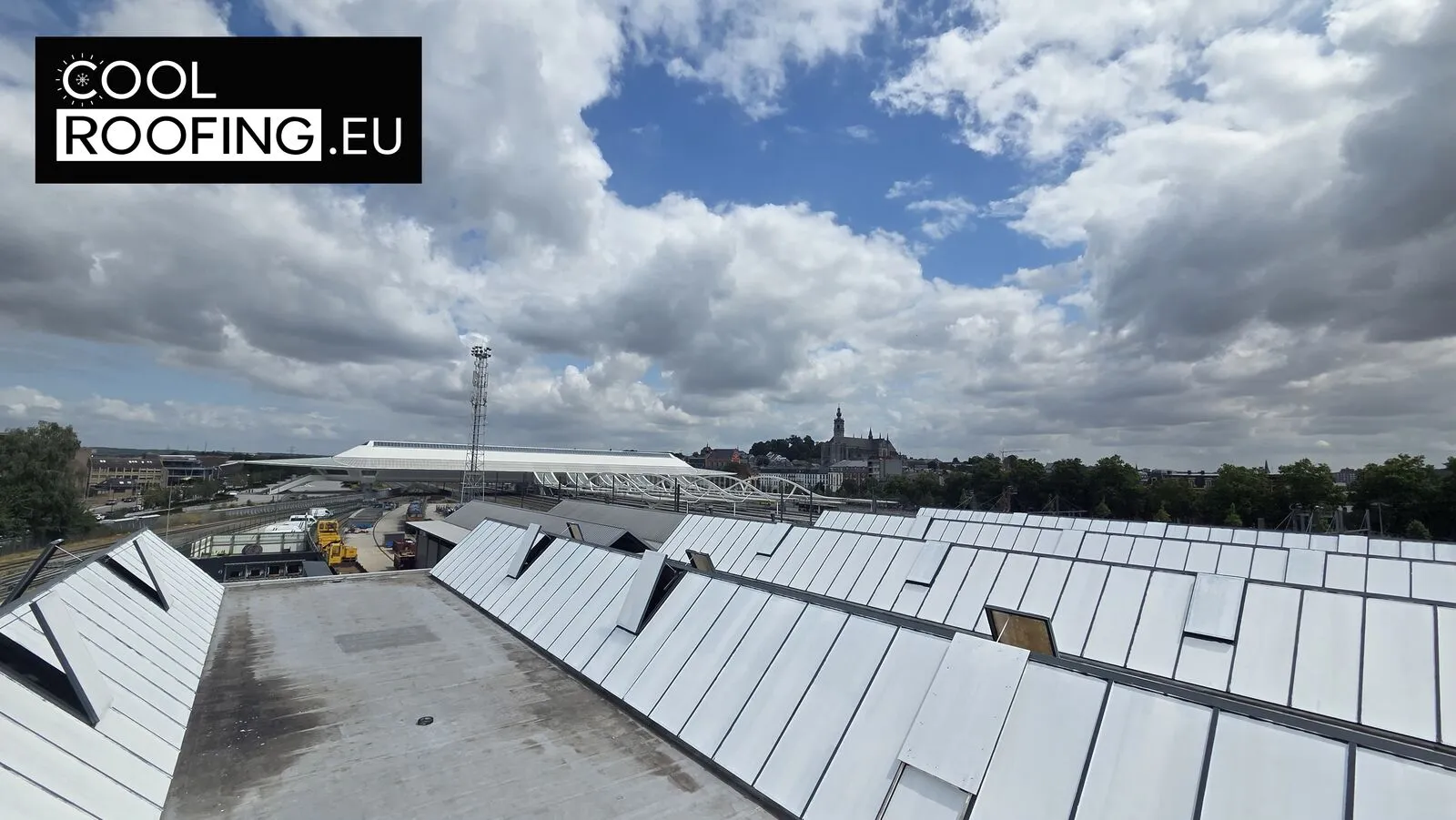 Witte reflecterende coating op het dak van het station van Bergen (Infrabel)