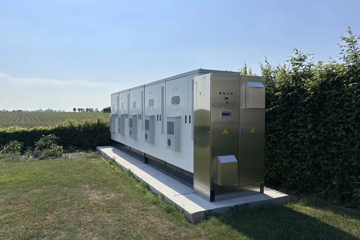 Armoires de batteries Octave One dans un champ de la ferme Gheldof à Gijverinkhove
