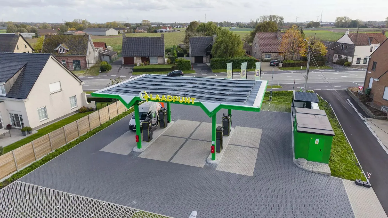 Luchtfoto van snellaadstation Laadpunt Ghesquière met zijn zonneluifel in Ardooie