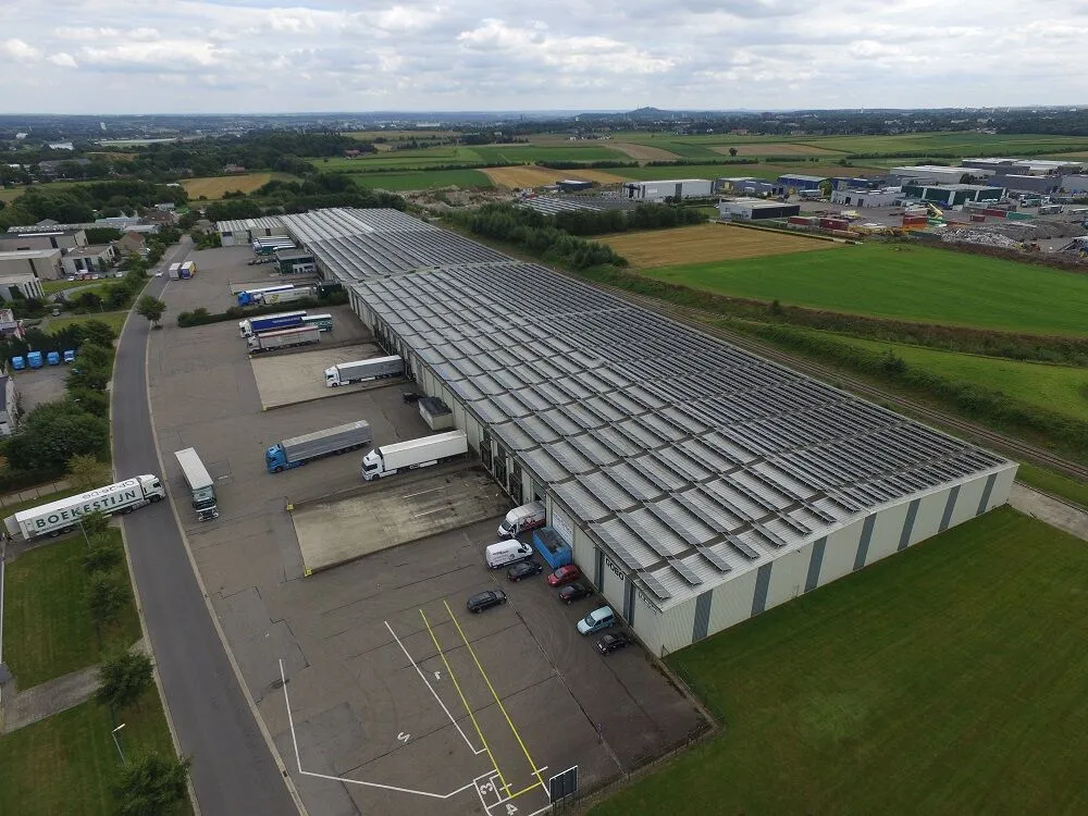 Vue aérienne de la toiture de l'entrepôt Gobo couverte de panneaux solaires Futech
