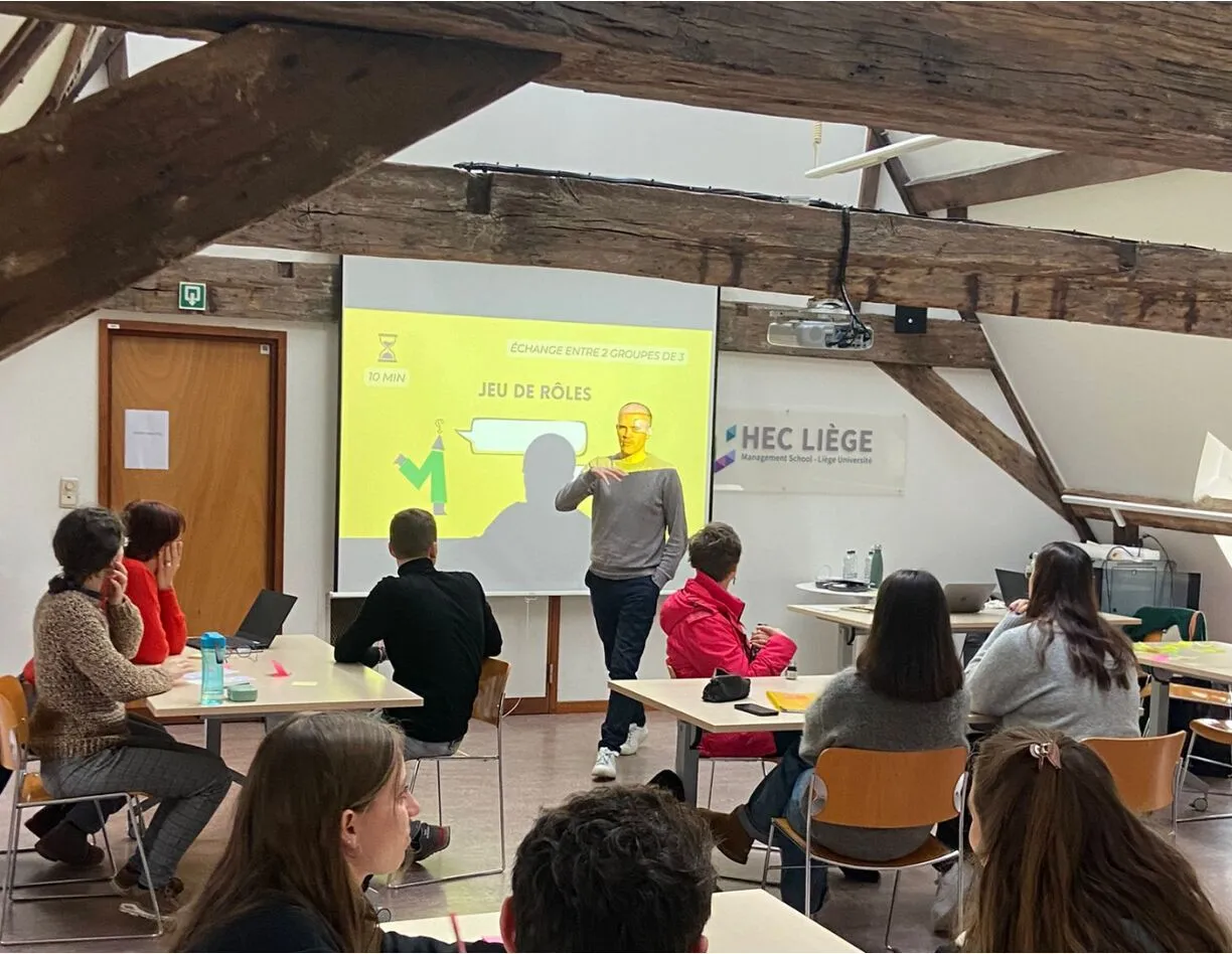 Een rollenspel tijdens een duurzaamheidsworkshop aan HEC Liège