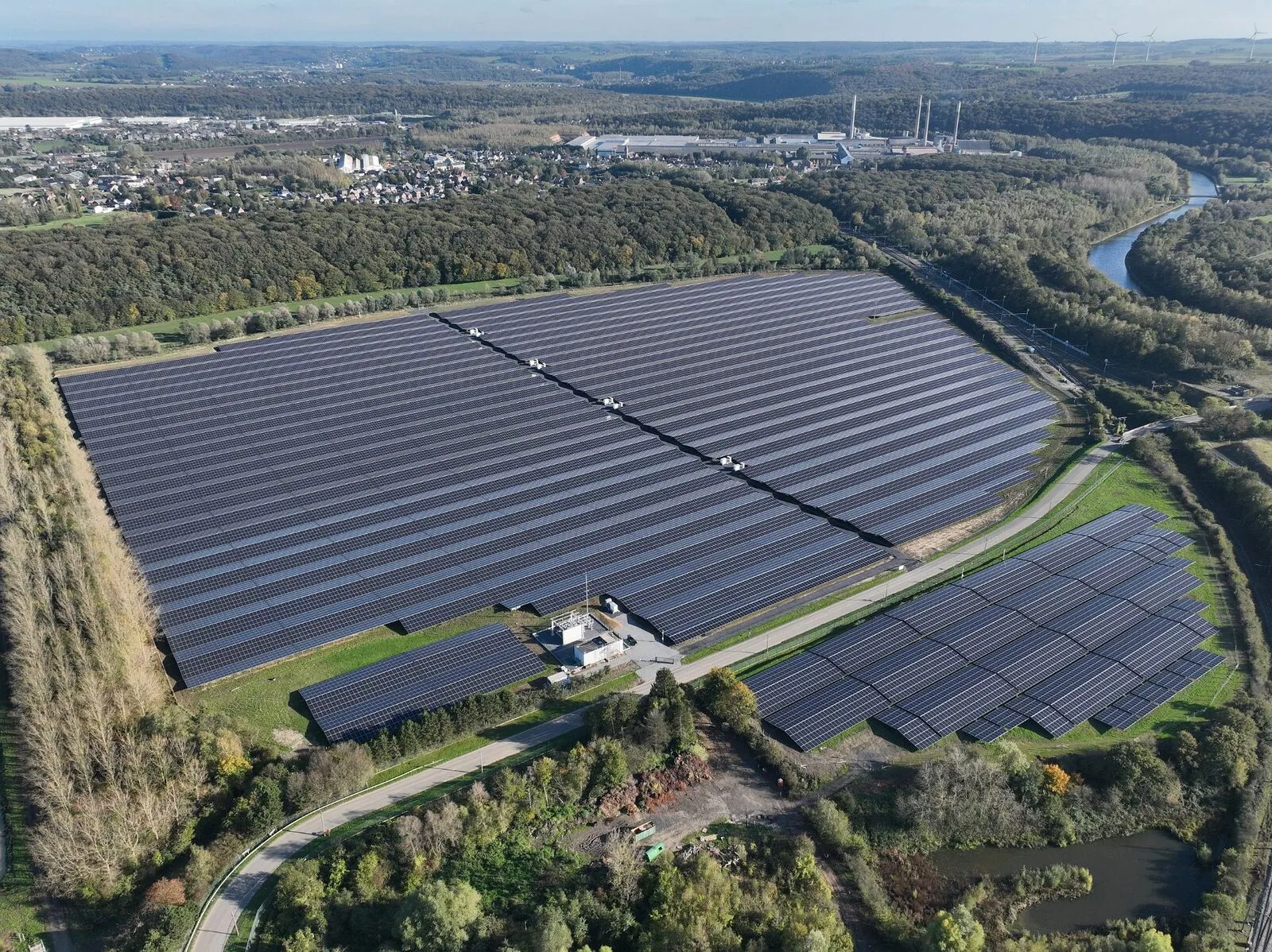 HELIOS, le parc solaire au sol de 60 MWc qui alimente INEOS Inovyn à Jemeppe-sur-Sambre