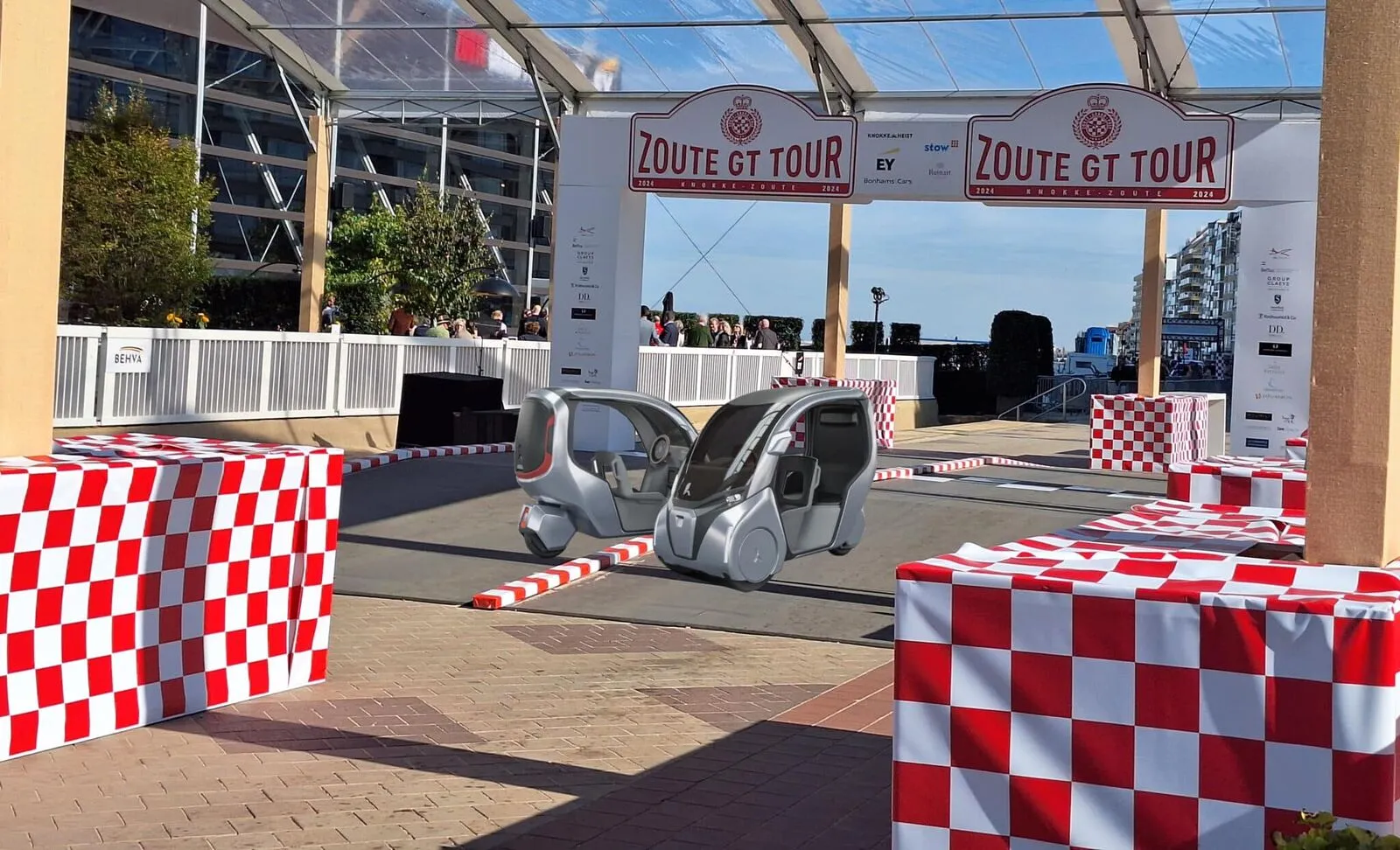 Overdekte Hopper e-bikes tentoongesteld op de Zoute GT Tour in Knokke