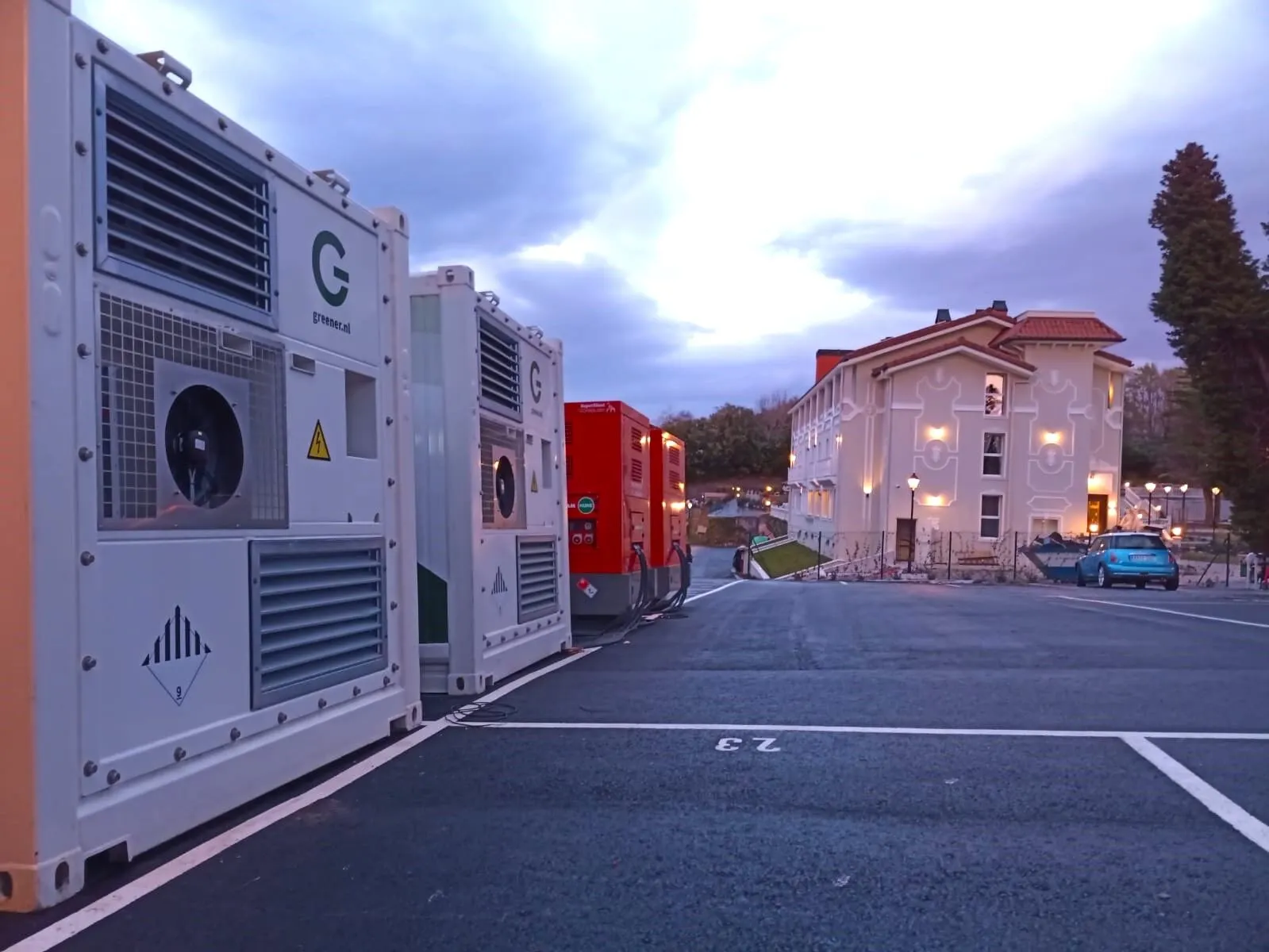 Batteries Greener et groupes électrogènes sur le parking de l'Hotel Luze Boutique à Saint-Sébastien