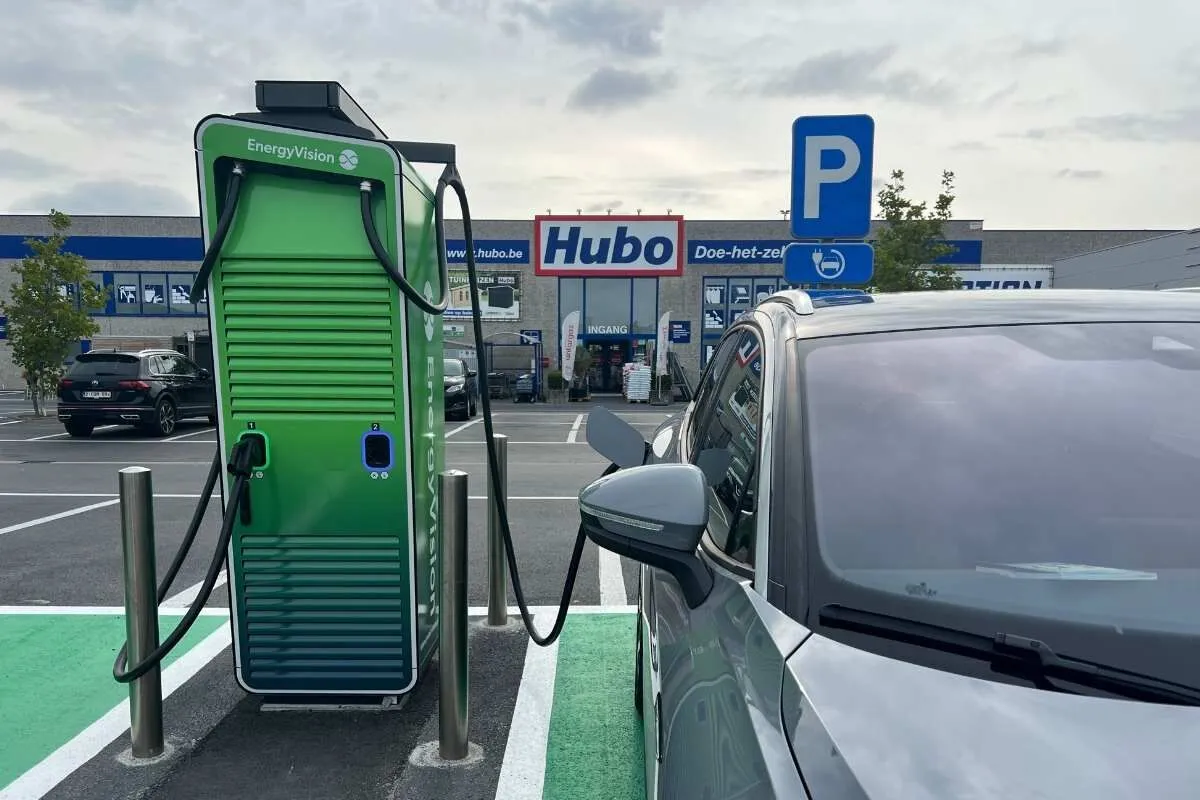Snellader op de parking van de Hubo-winkel in Oostende