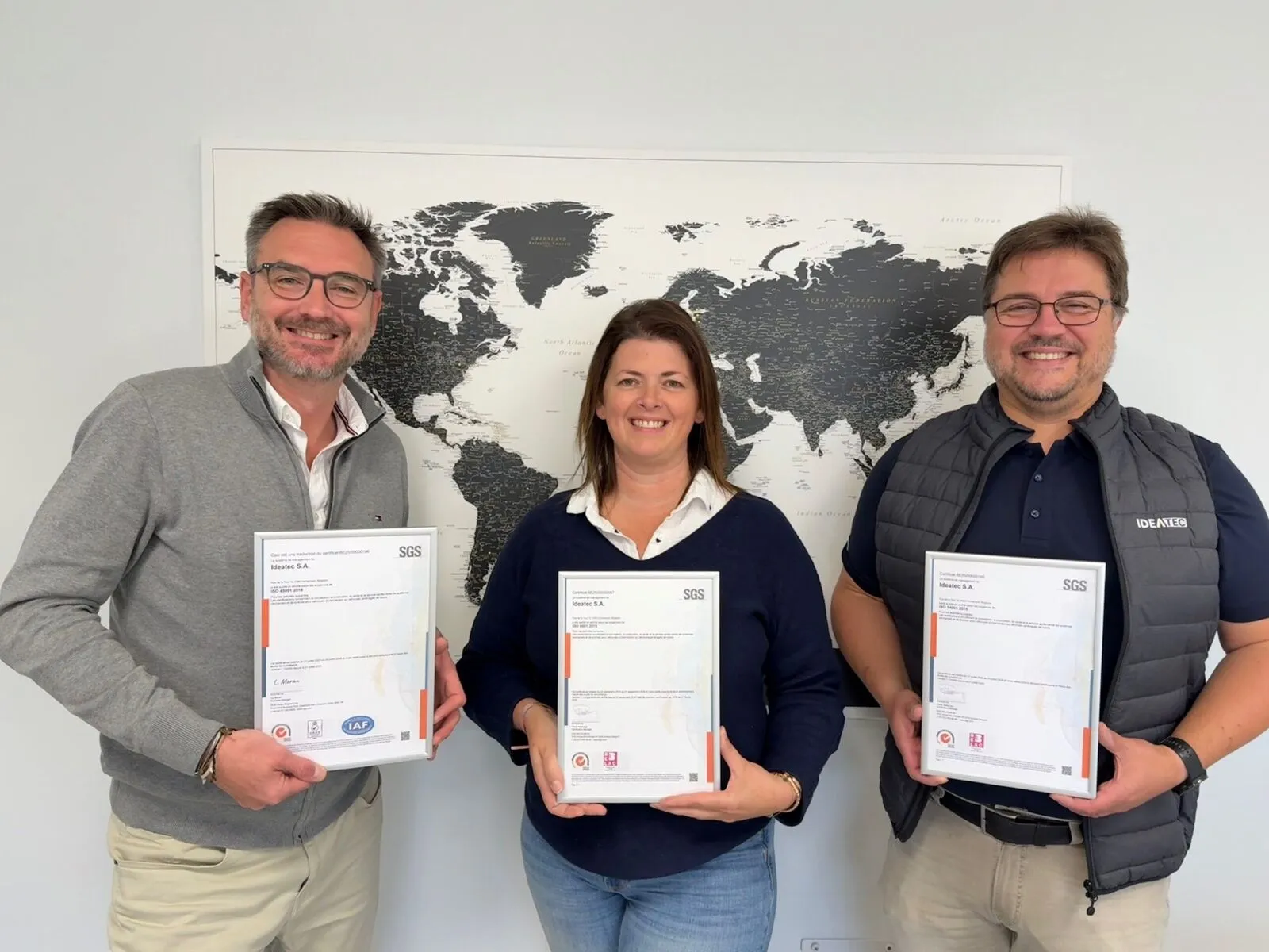 Het Ideatec-team met zijn ISO 9001-, 14001- en 45001-certificaten