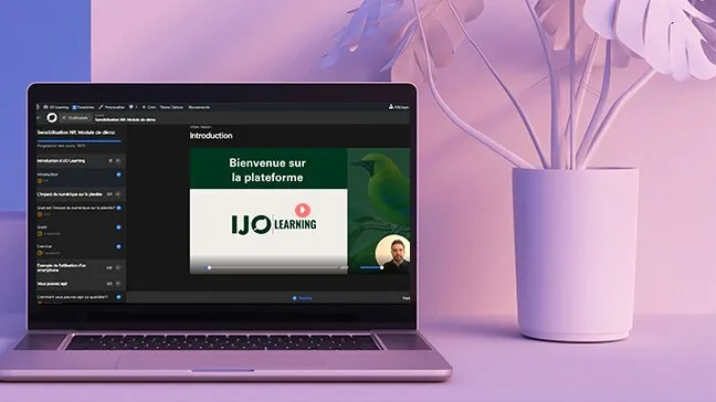 La plateforme d'e-learning IJO Learning sur un ordinateur portable, ouverte sur son module d'introduction