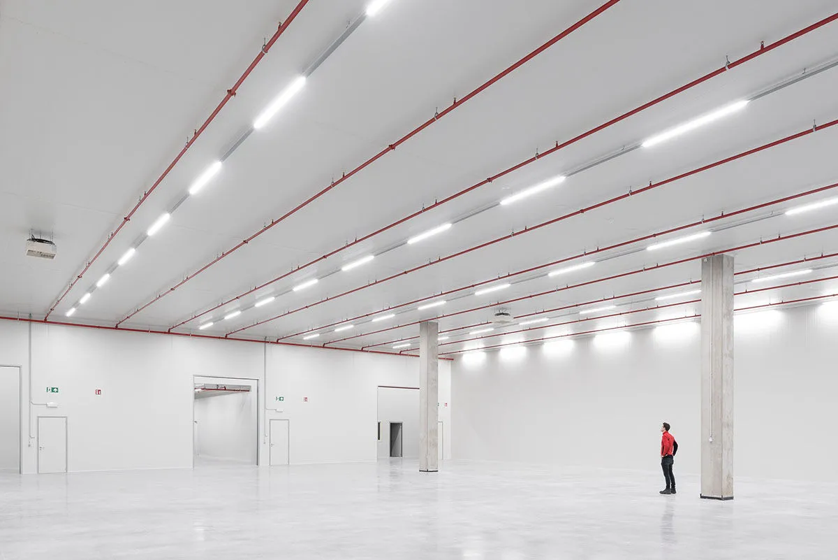 Une nouvelle halle industrielle avec des rangées d'éclairage LED, équipée par Brelco