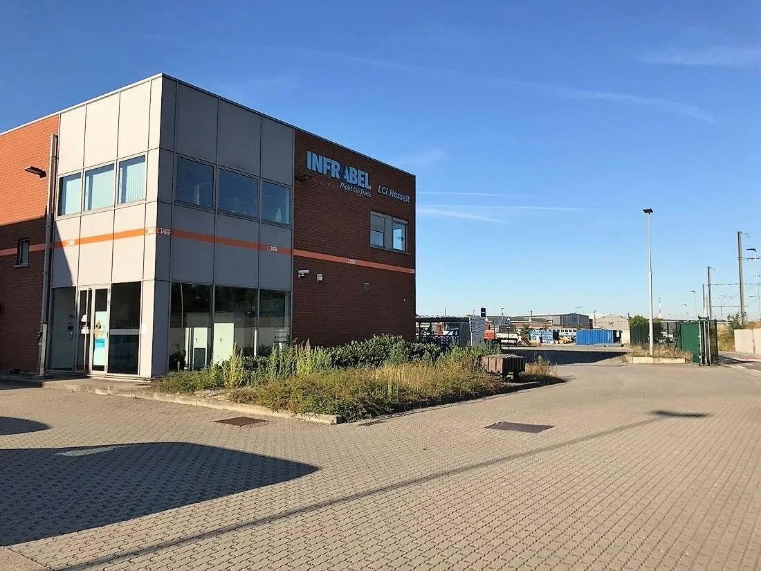 Bâtiment d'Infrabel à Hasselt, qui fait partie du parc suivi avec Emaze
