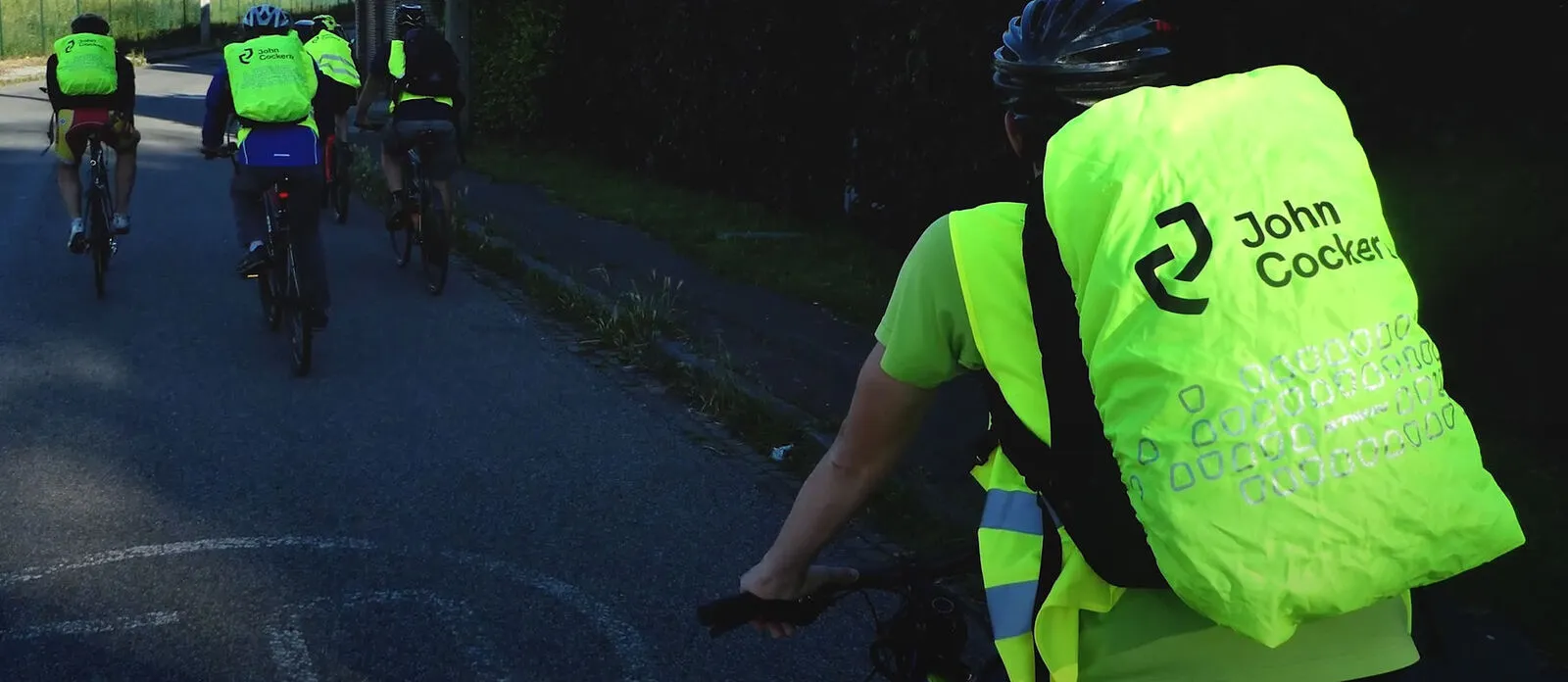 Des salariés de John Cockerill à vélo, tirés de la success story publiée par la Cellule Mobilité