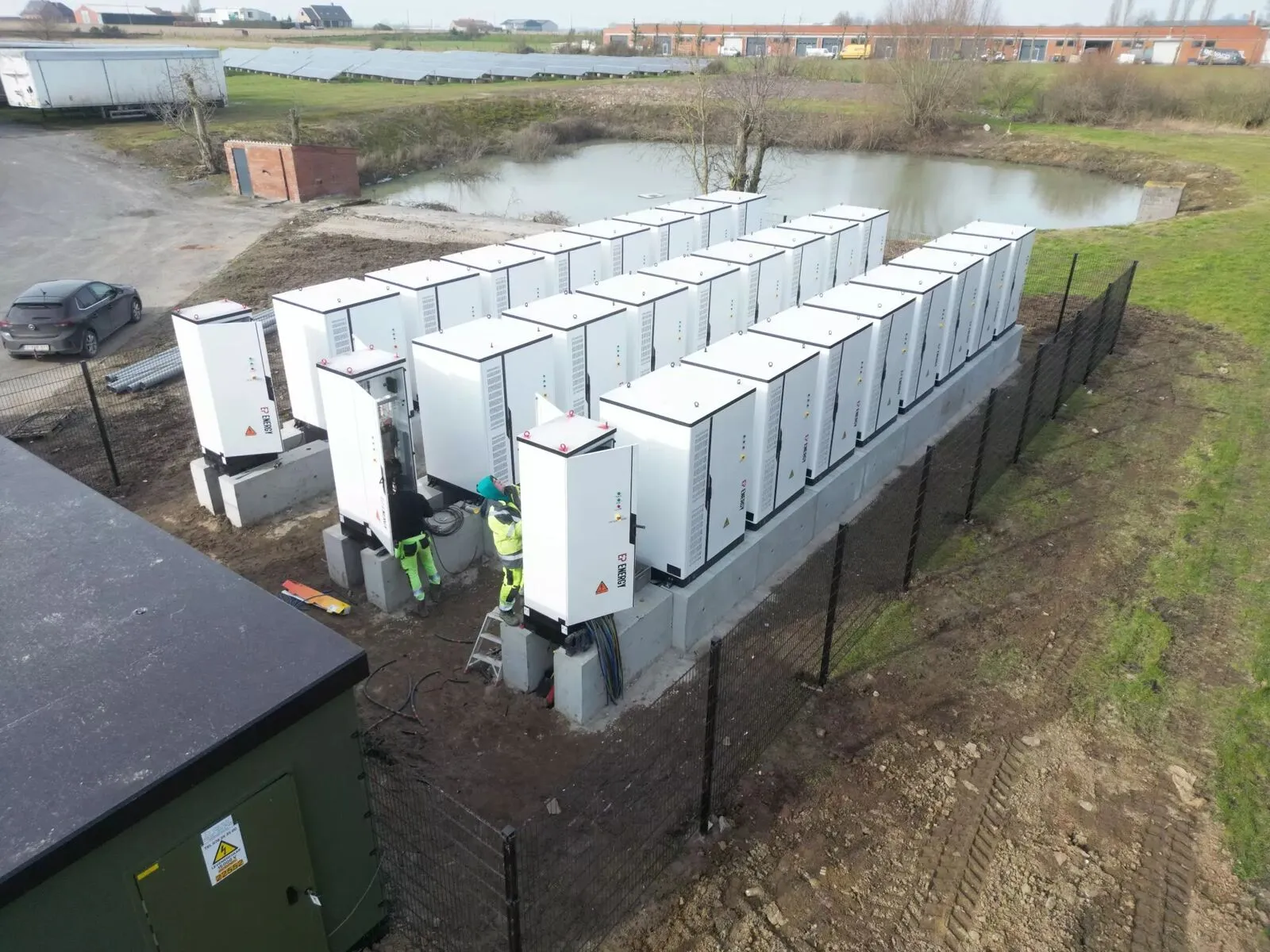 Plaatsing van de 24 vloeistofgekoelde batterijkasten bij Jonckvansteen in Passendale