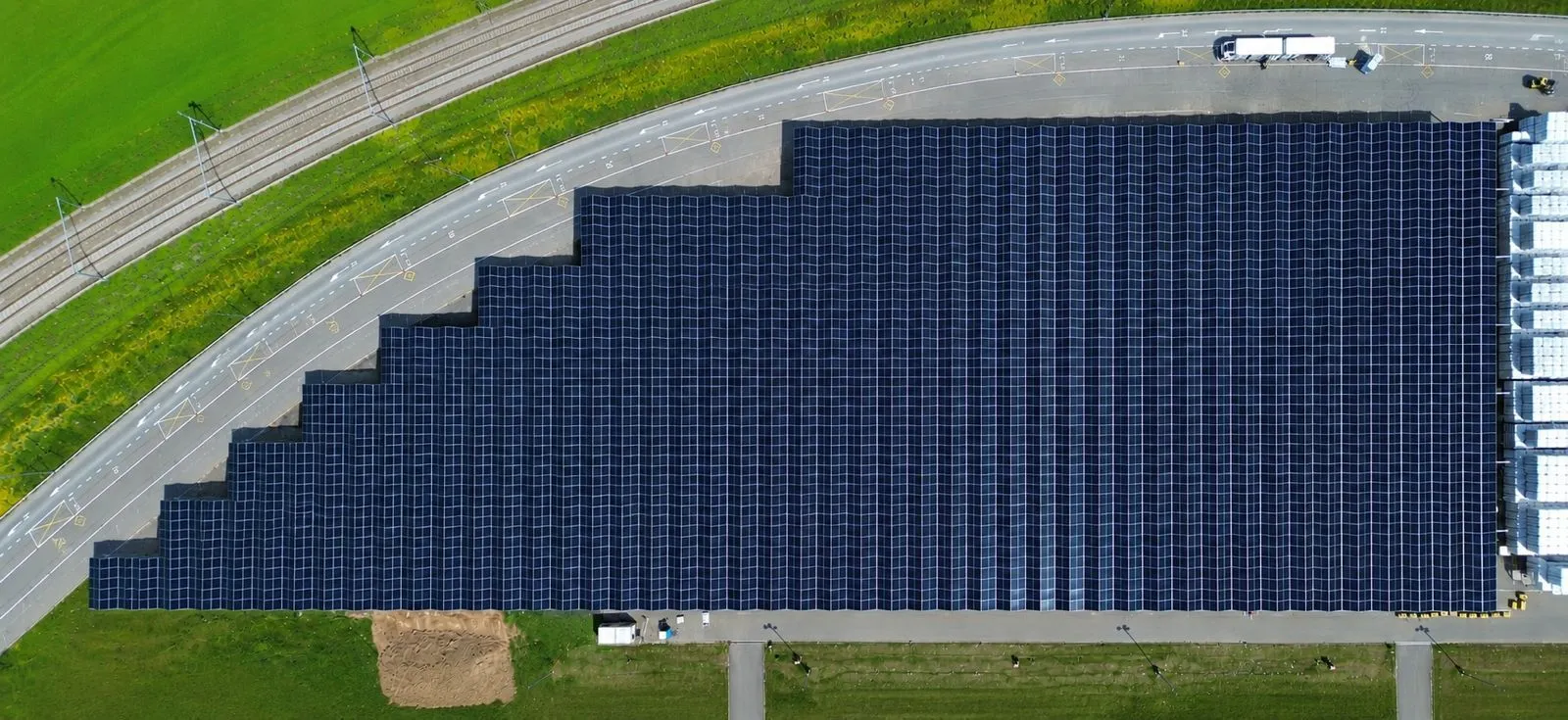Vue aérienne de l'auvent photovoltaïque de Knauf à Visé : 24 000 panneaux sur 75 000 m² (photo : Noel Garsou)
