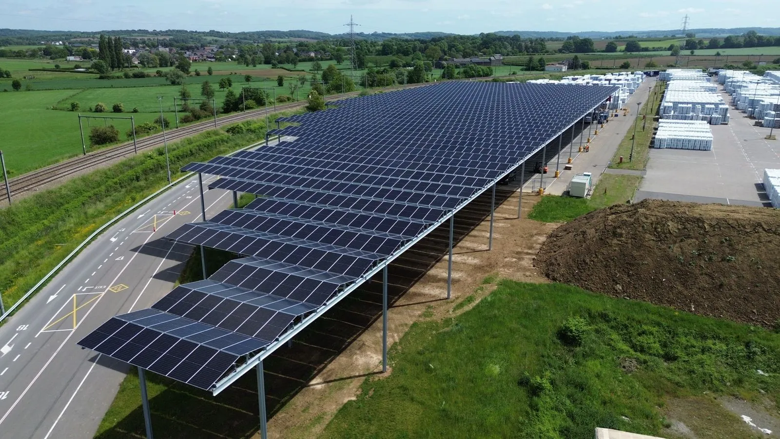 L'auvent photovoltaïque du site de Knauf à Visé, financé via la plateforme lancée par WE, Reno.energy et Virya Energy (photo : Noel Garsou)