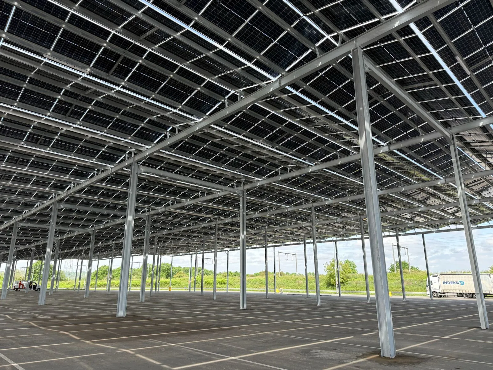 Sous l'auvent photovoltaïque de Knauf à Visé, construit au-dessus d'un parking (photo : Noel Garsou)