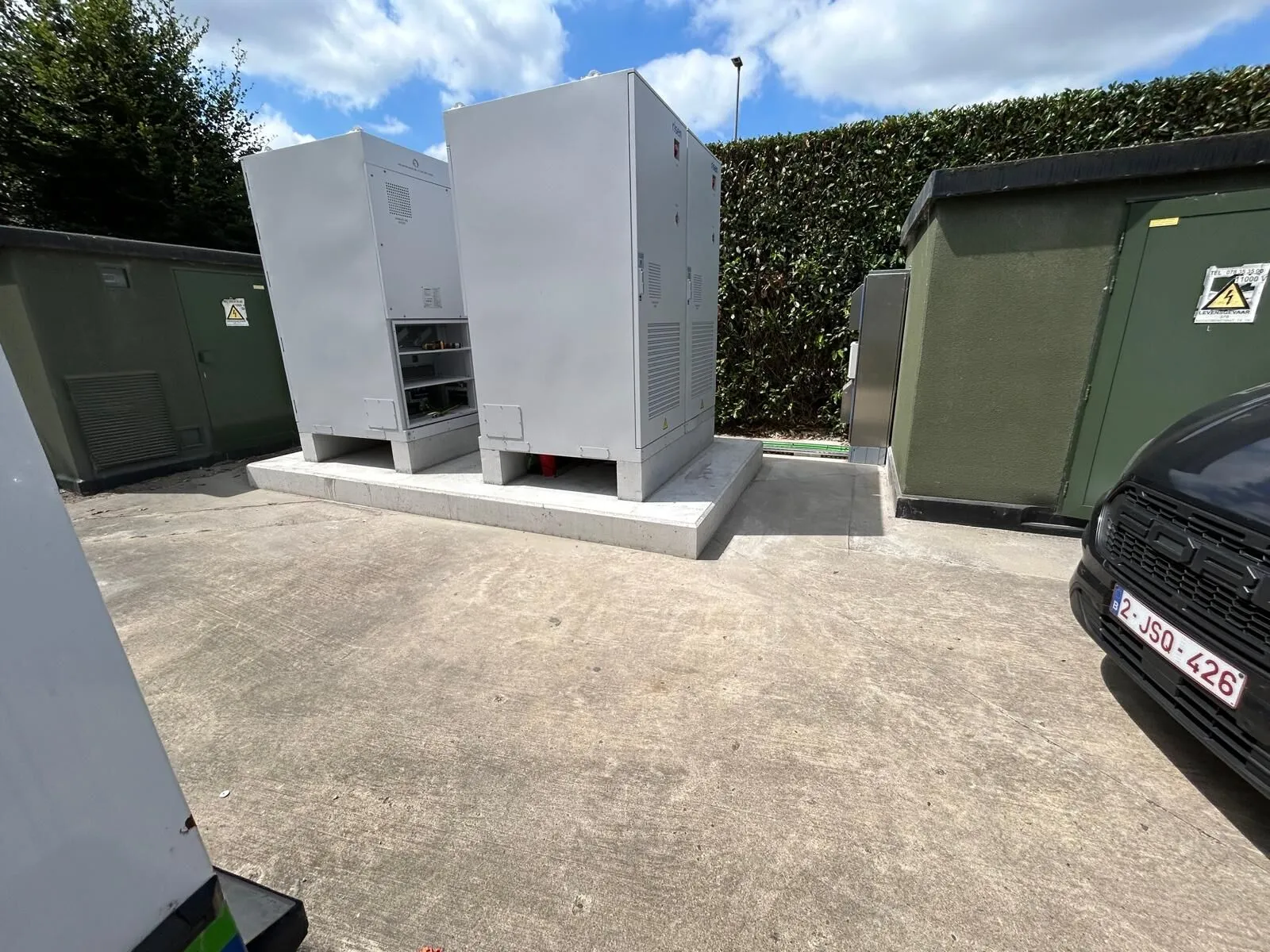 Industriële batterijen van Enopty naast de hoogspanningscabine op de site van Lanson in Vilvoorde
