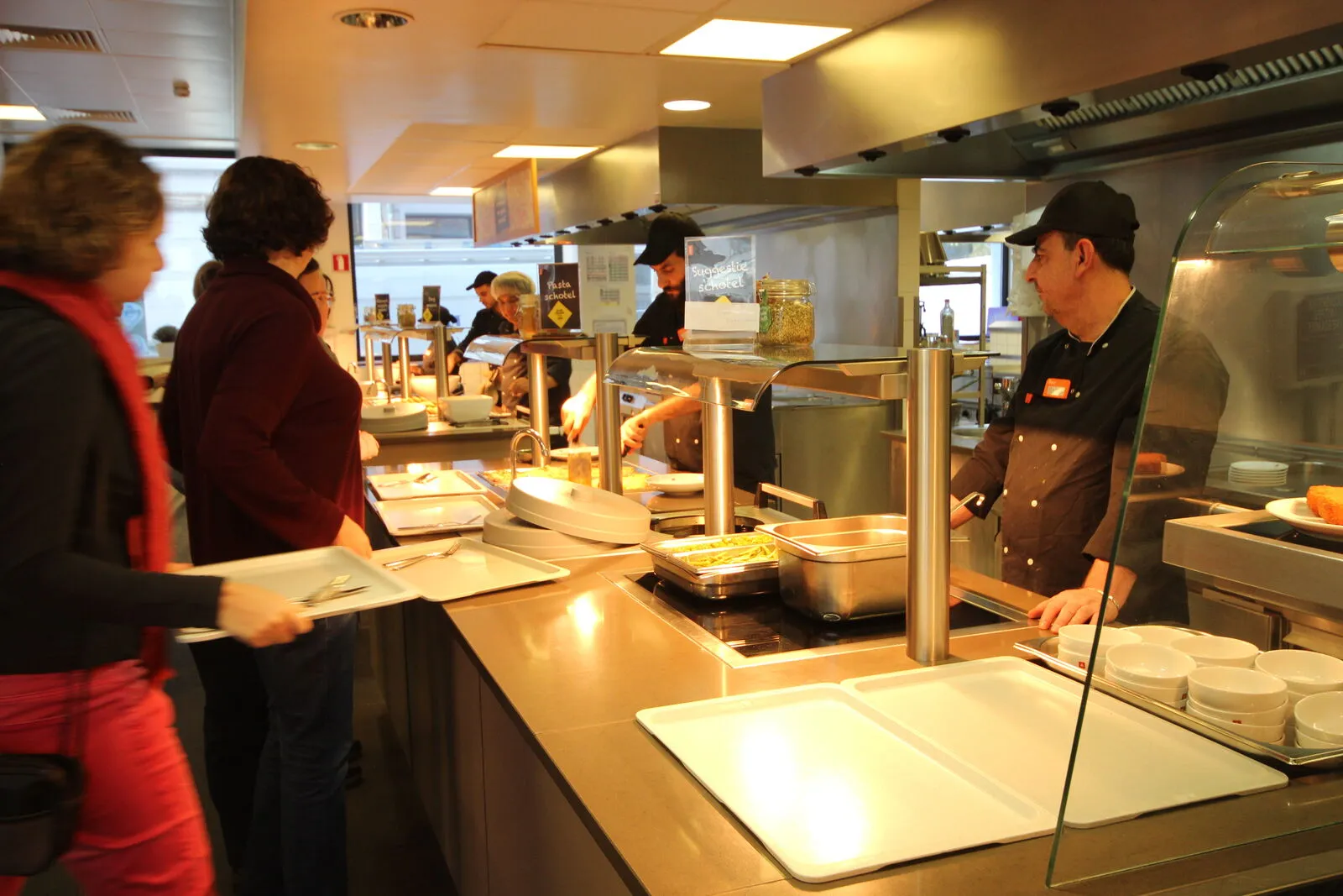 Comptoir de service d'une grande cuisine accompagnée par FoodWIN