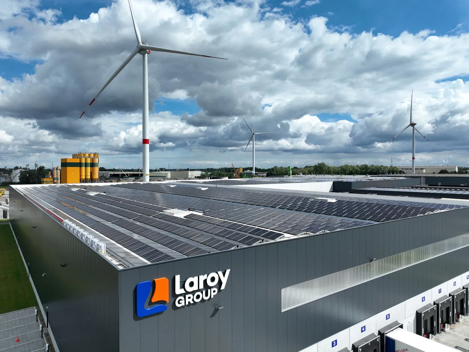 Zonnepanelen op het dak van het gebouw van Laroy Group in Gent