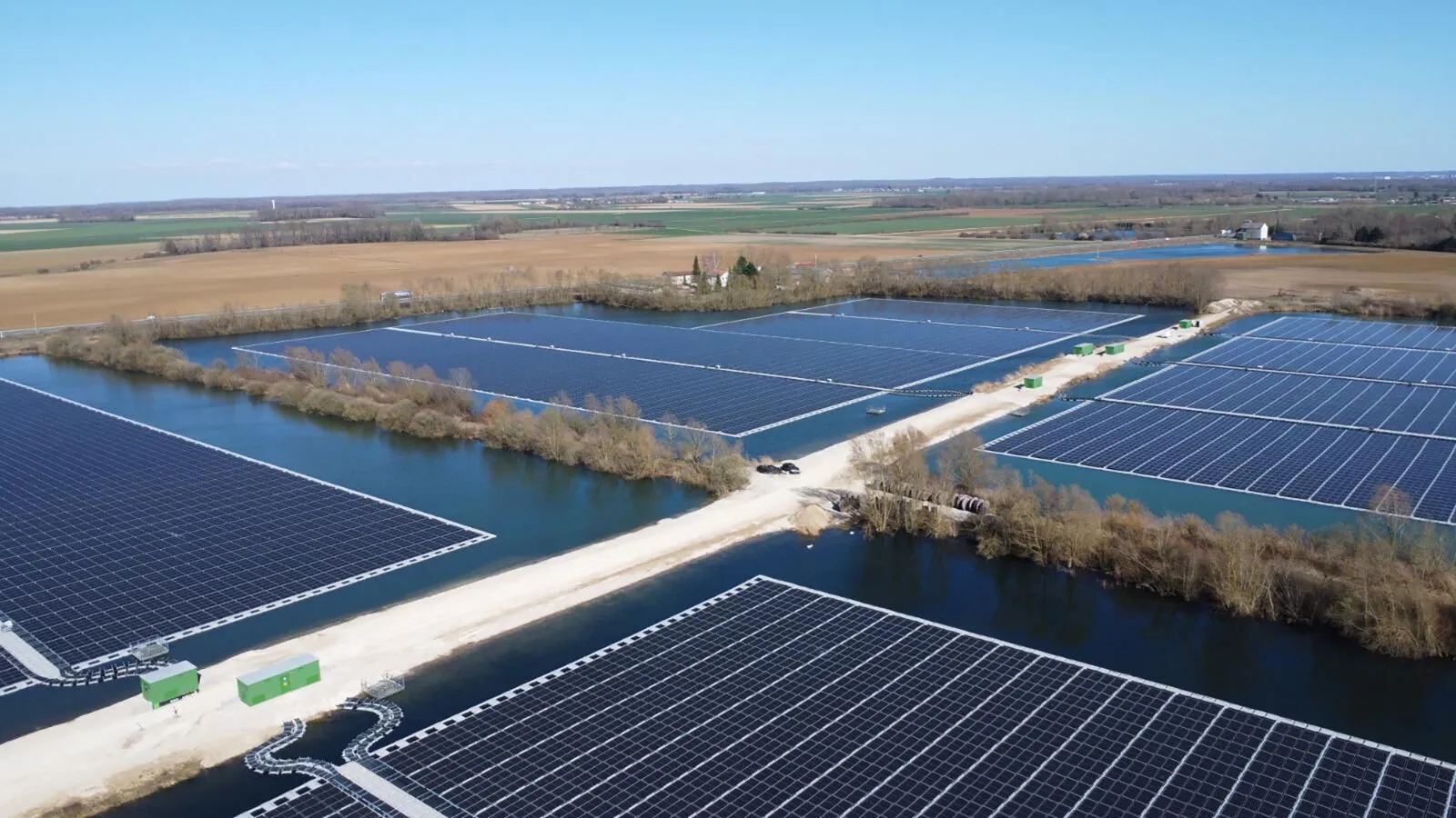 Solaire flottant sur d'anciennes gravières aux Îlots Blandin, à Perthes