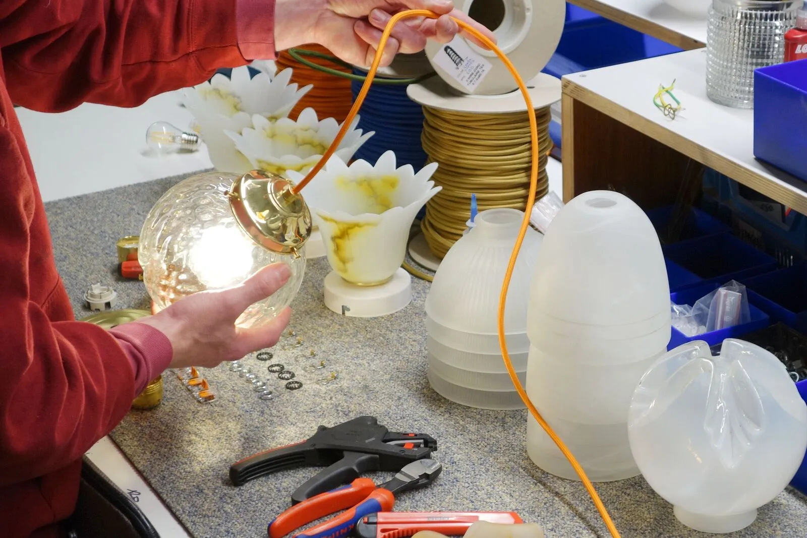 Recâblage d'une lampe de réemploi dans l'atelier luminaires de Rotor DC