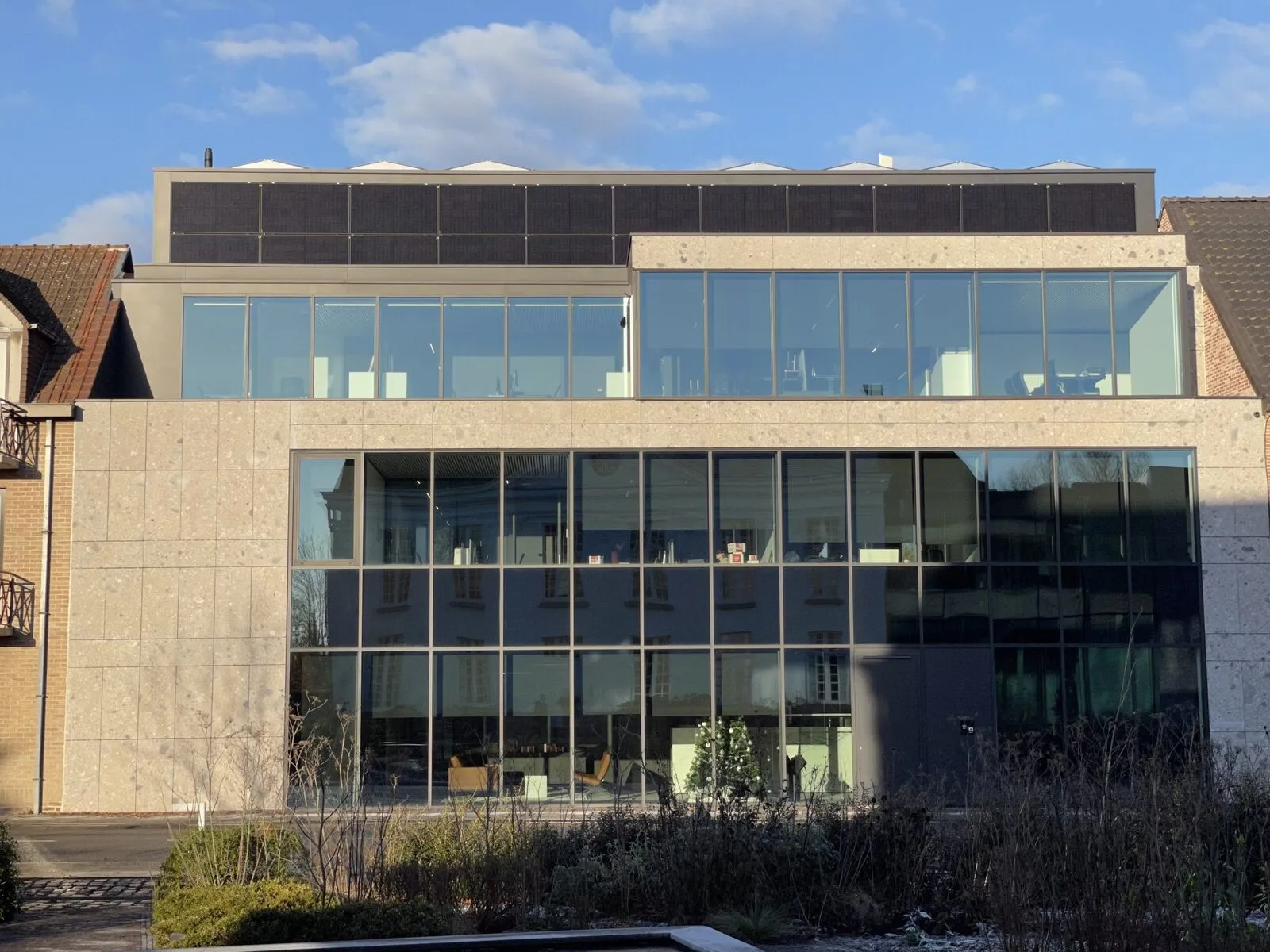 Le siège de Lotus Bakeries, bâtiment quasi zéro énergie avec panneaux solaires en toiture