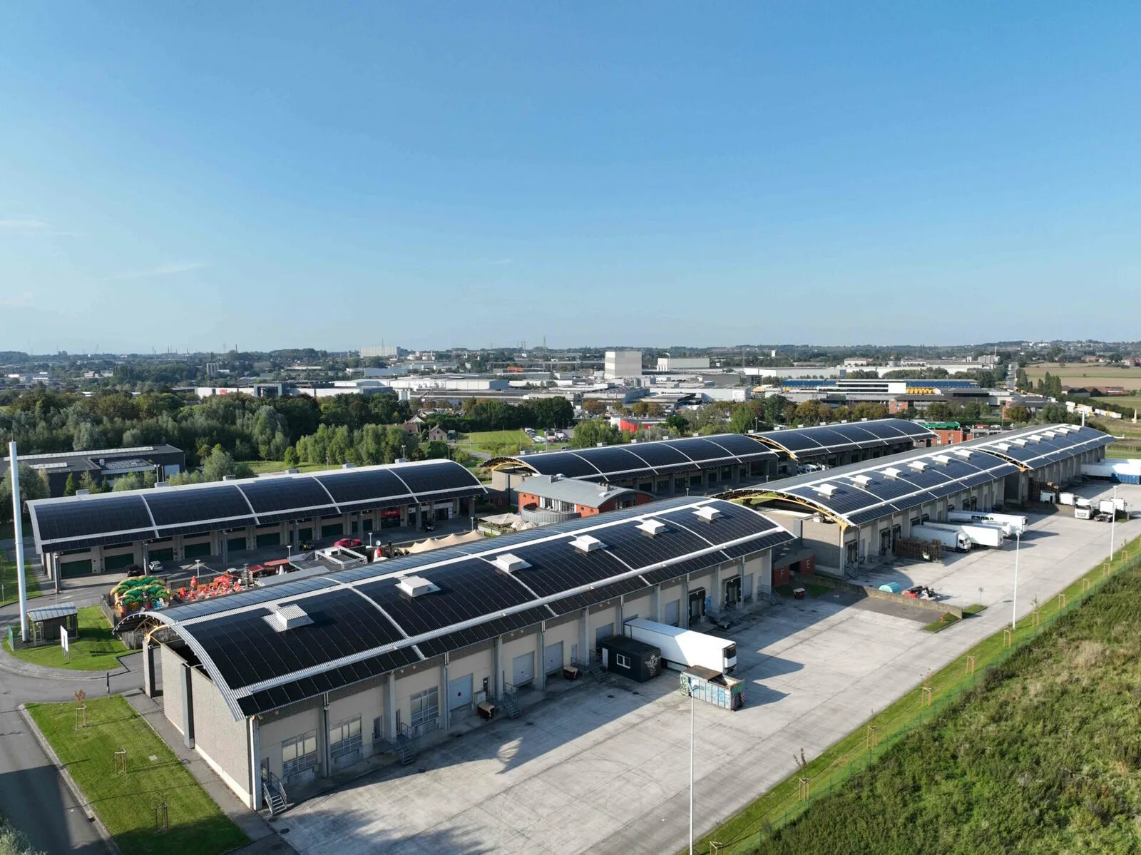 Vue aérienne des toitures du Marché International Mouscronnois équipées de panneaux solaires