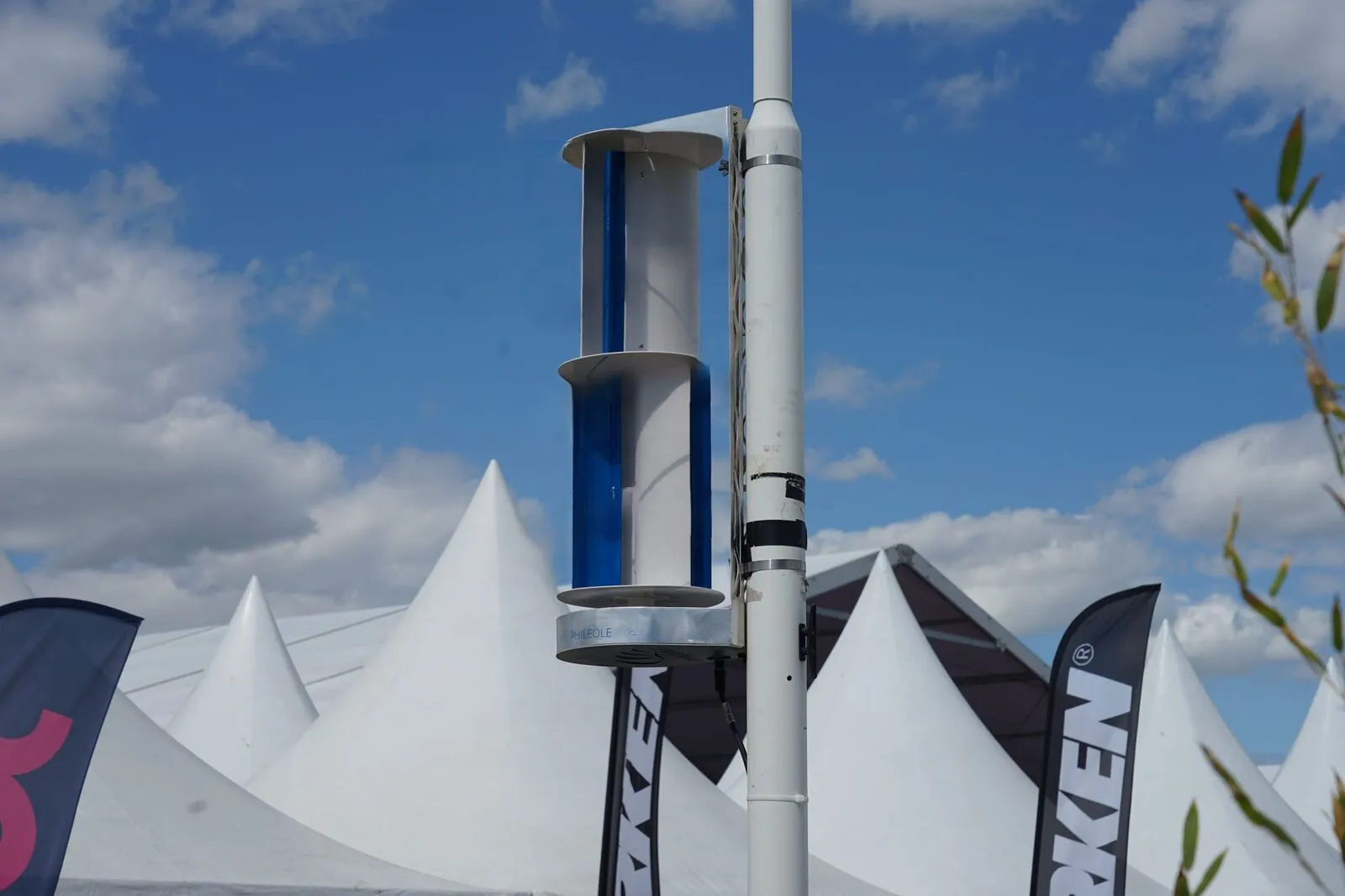Éolienne verticale Philéole montée sur un mât