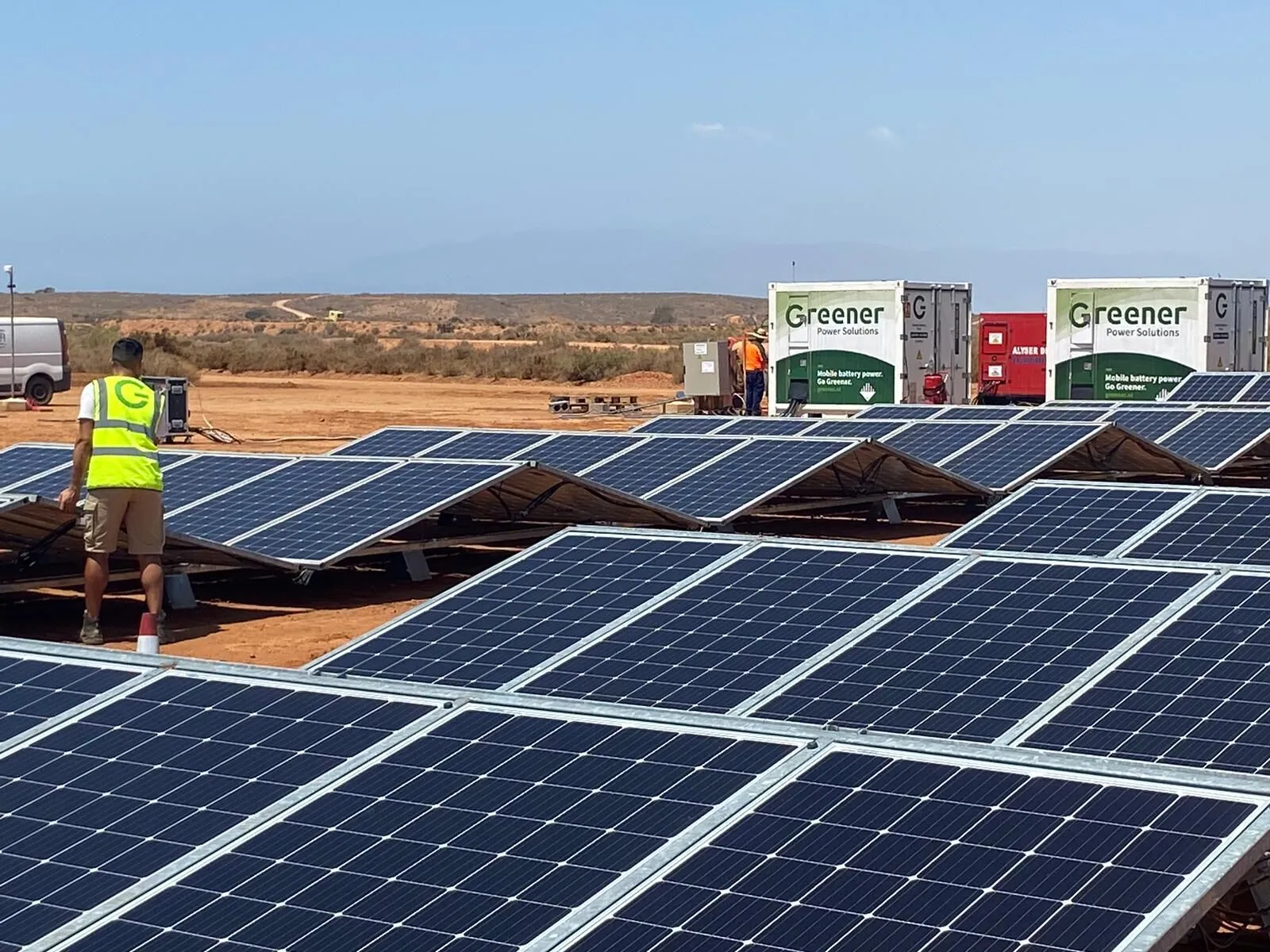 Champ solaire mobile et batteries Greener alimentant une station hydrogène au centre d'essais Michelin d'Almería