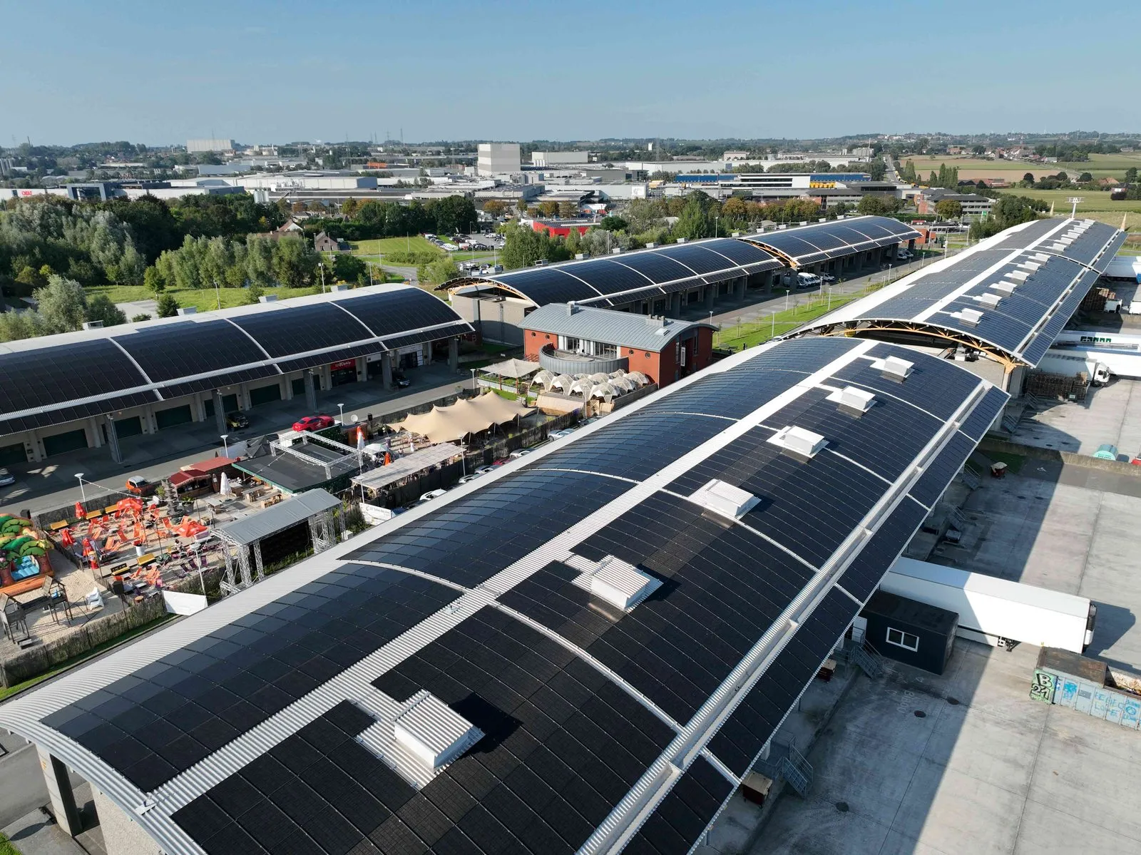 Zonnepanelen op de markthallen van de Marché International Mouscronnois