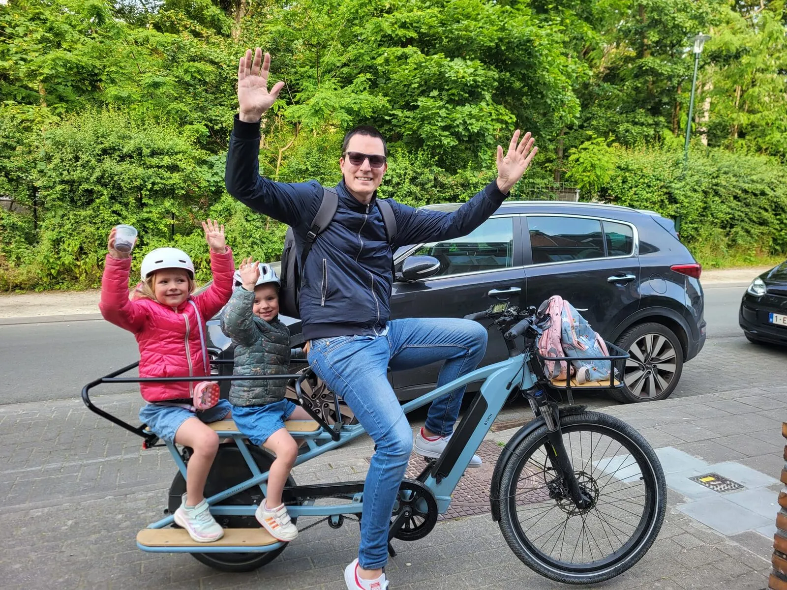 Une famille sur un vélo cargo électrique, programme Mobility Changers de Maestromobile