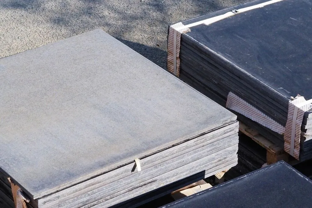 Dalles de gabbro noir récupérées sur la façade de Paris-Montparnasse