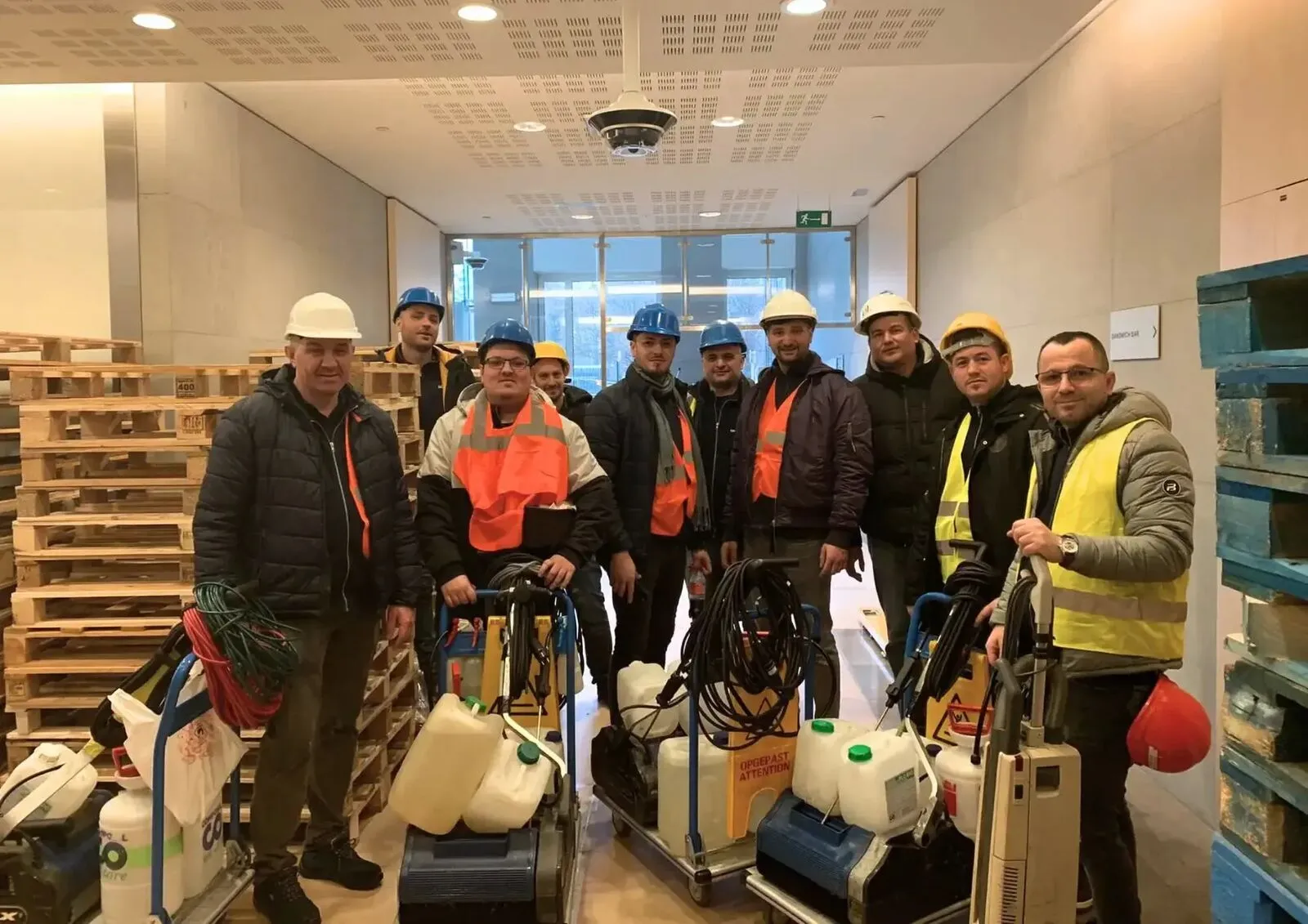 L'équipe Composil et son matériel de nettoyage sur le chantier de la North Light Tower pour CIT Blaton