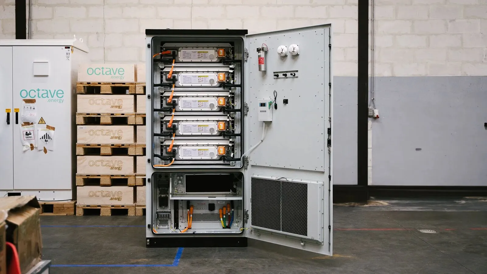 Armoire de batteries Octave ouverte, avec ses modules de batteries