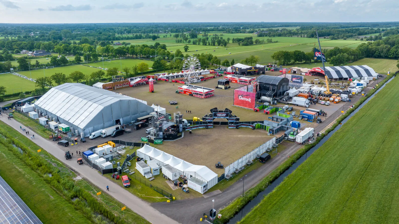 Vue aérienne du festival Oerrock, alimenté entièrement par un parc solaire et des batteries Greener