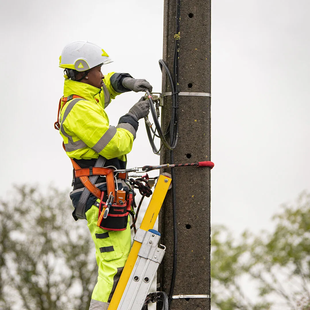 Een technicus van Onefield aan het werk op het net, een klant met 15% lagere koolstofintensiteit